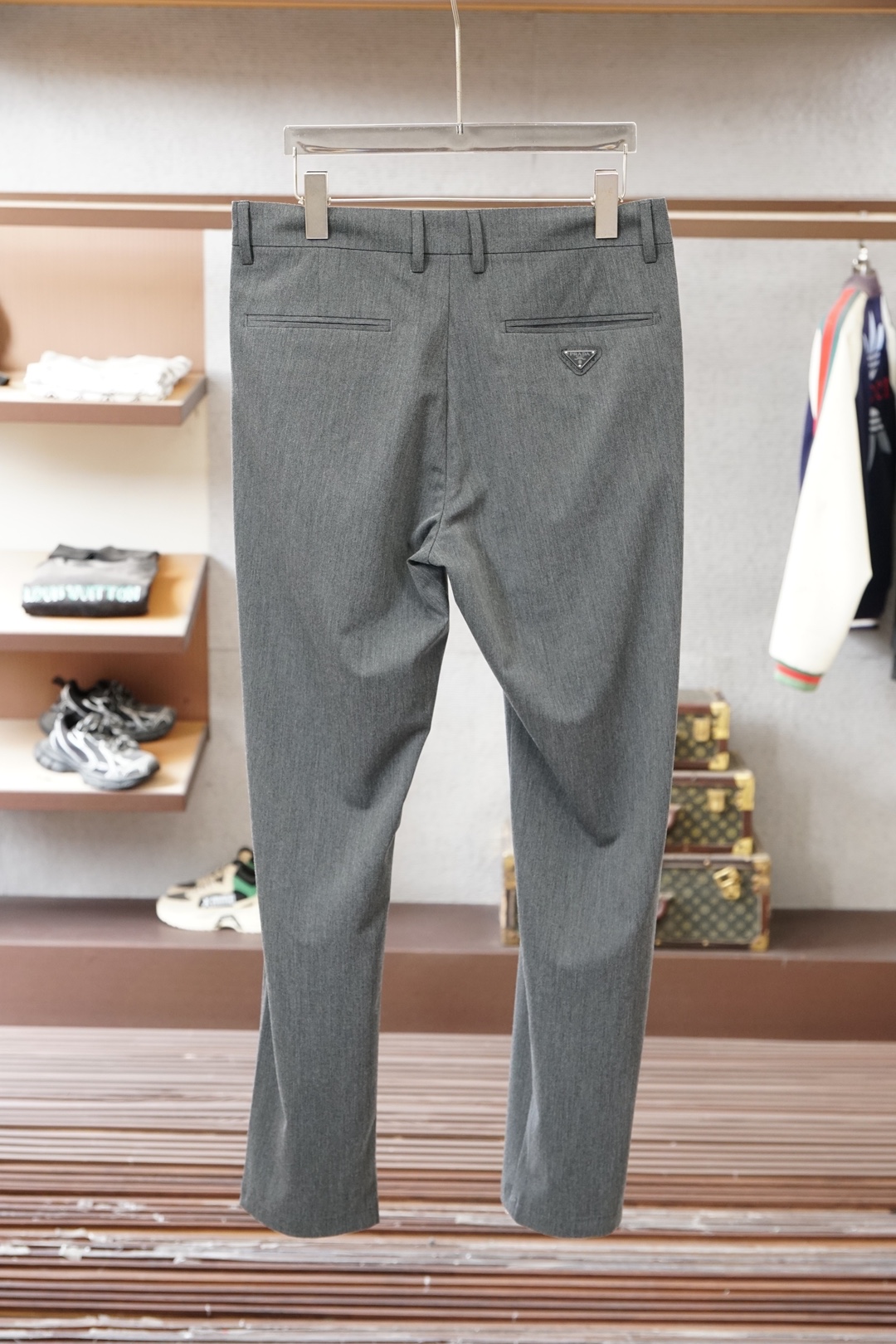 普拉达2026ss 早春新品 Prada/普拉达、男士棉质、羊毛混纺长裤颜色: 灰色、黑色码数:30 3