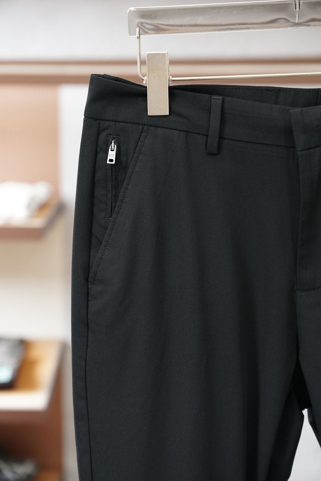 普拉达2026ss 早春新品 Prada/普拉达、男士棉质、羊毛混纺长裤颜色: 灰色、黑色码数:30 3