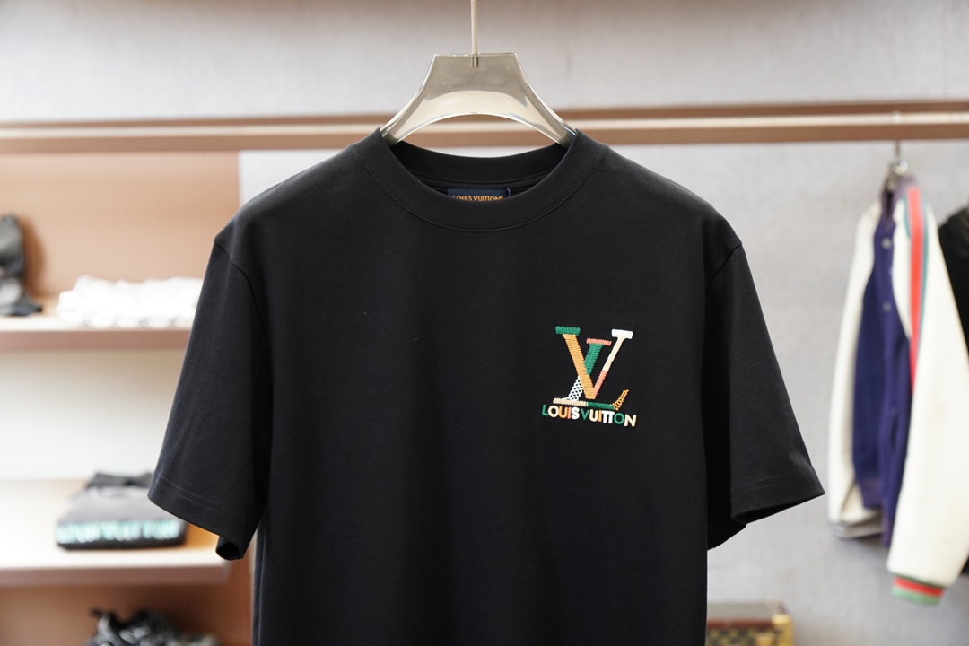 、LV 路易威登/2026春夏新款短袖，最经典净色通勤百搭帅气的圆领短袖打底衫 🦋📟🪆🌹🖖一贯的好版型 
