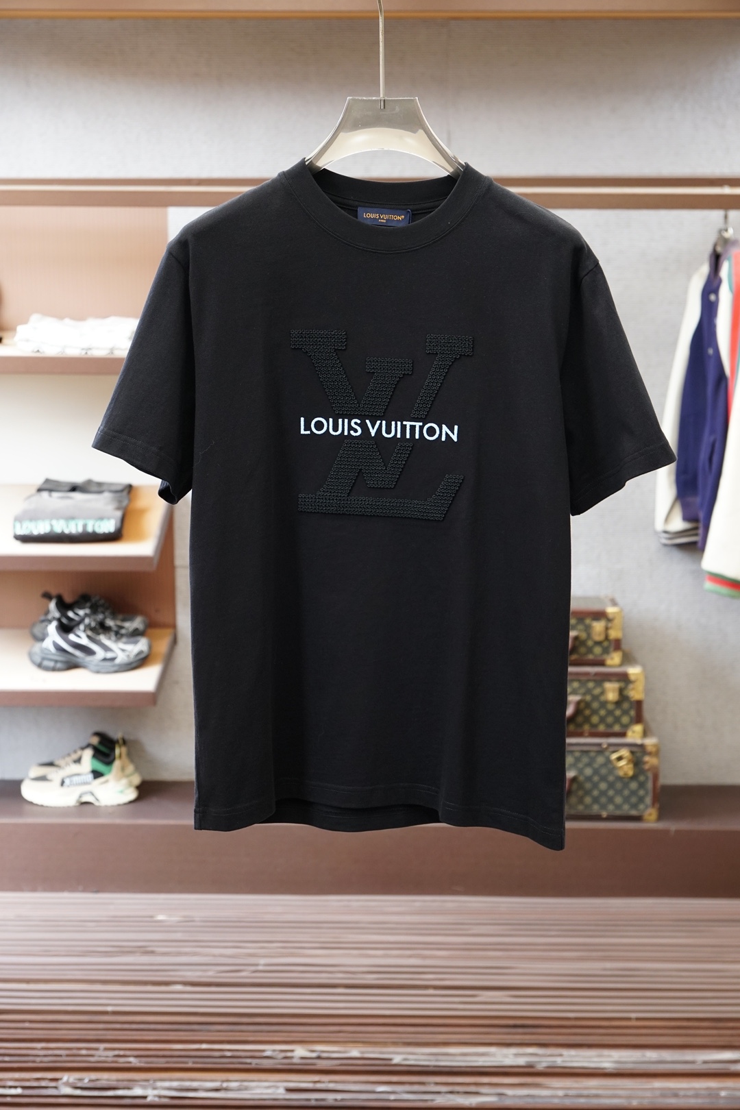 、Lv 路易威登，2026春夏新款短袖，最经典净色通勤百搭帅气的圆领短袖打底衫 🦋📟🪆🌹🖖一贯的好版型 