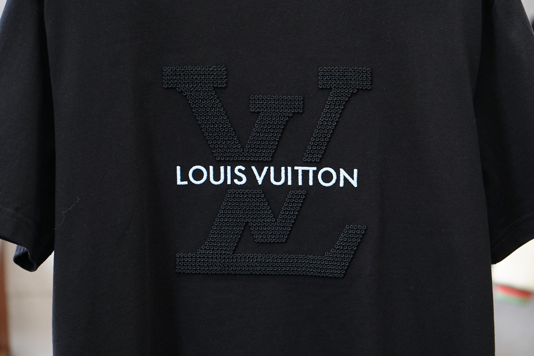 、Lv 路易威登，2026春夏新款短袖，最经典净色通勤百搭帅气的圆领短袖打底衫 🦋📟🪆🌹🖖一贯的好版型 