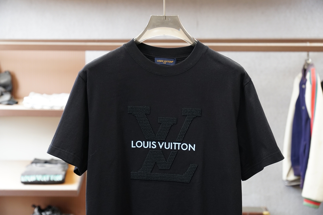 、Lv 路易威登，2026春夏新款短袖，最经典净色通勤百搭帅气的圆领短袖打底衫 🦋📟🪆🌹🖖一贯的好版型 