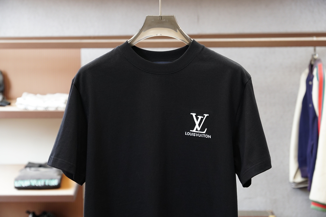 、Lv 路易威登/2026春夏新款短袖，最经典净色通勤百搭帅气的圆领短袖打底衫 🦋📟🪆🌹🖖一贯的好版型 