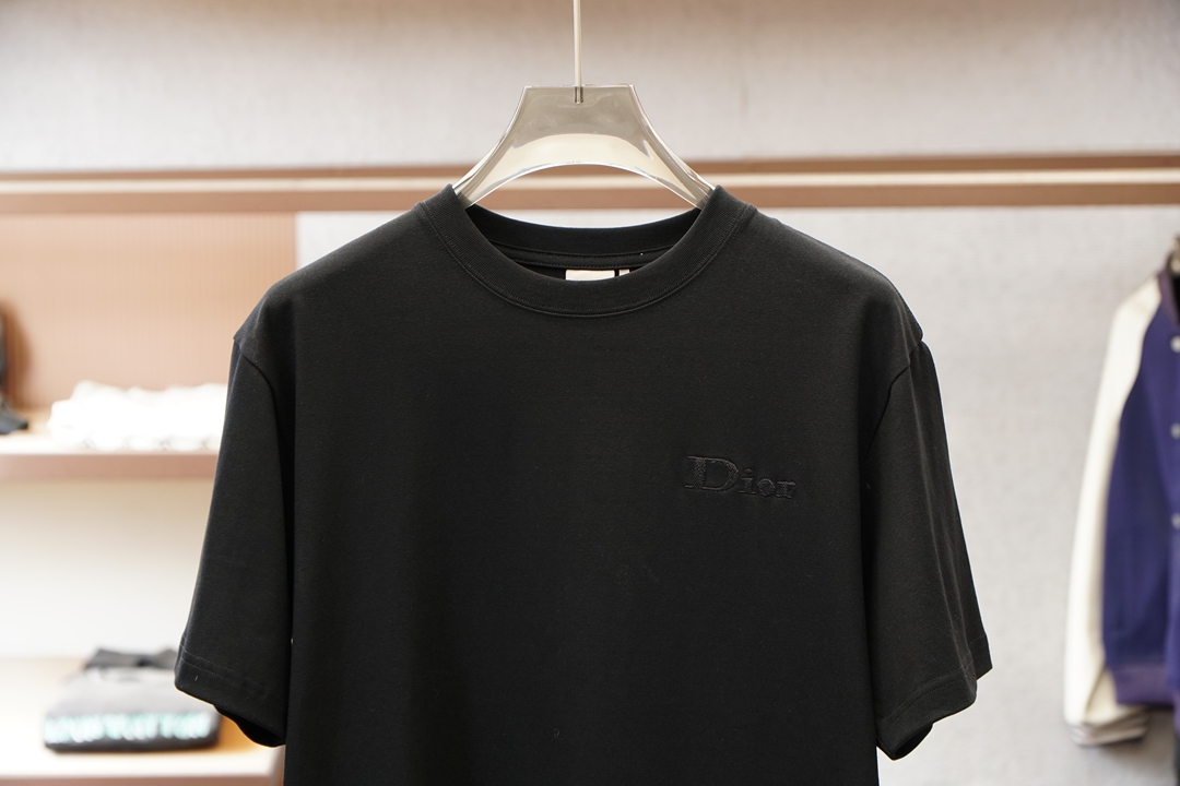 迪奥/Dior2026春夏新款 以简驭繁，于方寸之间镌刻迪奥格调。低调刺绣Logo，是不张扬的身份标识，