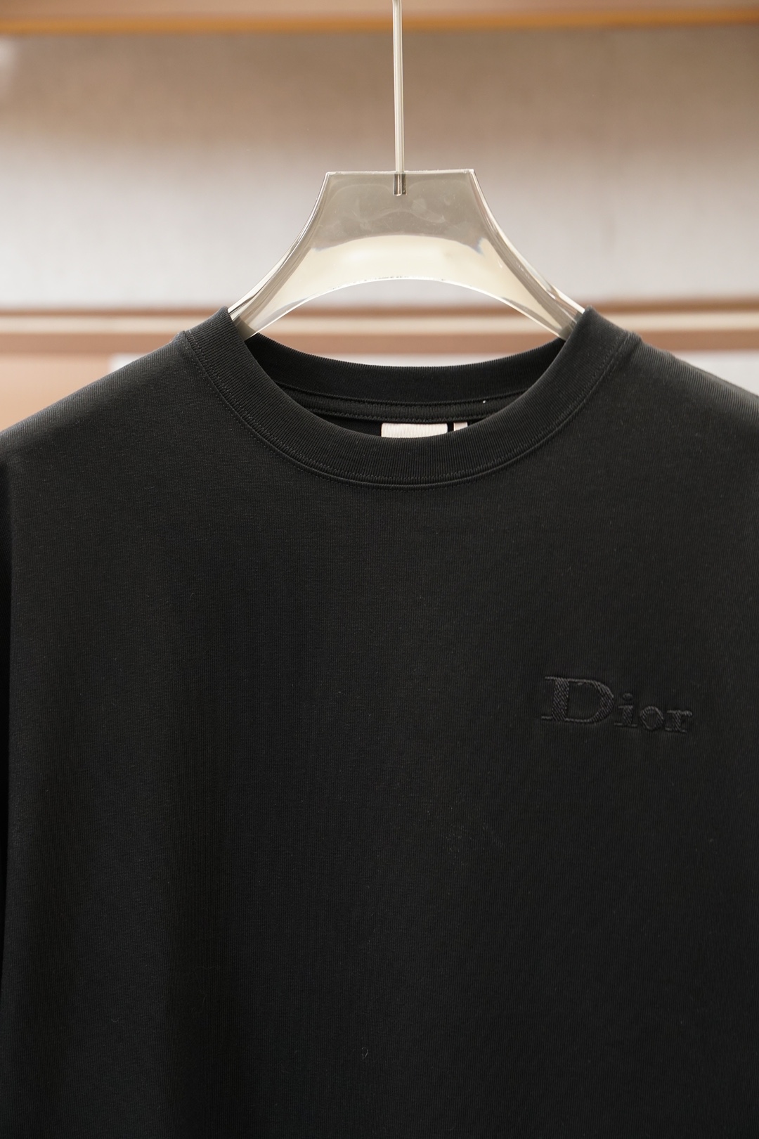 迪奥/Dior2026春夏新款 以简驭繁，于方寸之间镌刻迪奥格调。低调刺绣Logo，是不张扬的身份标识，