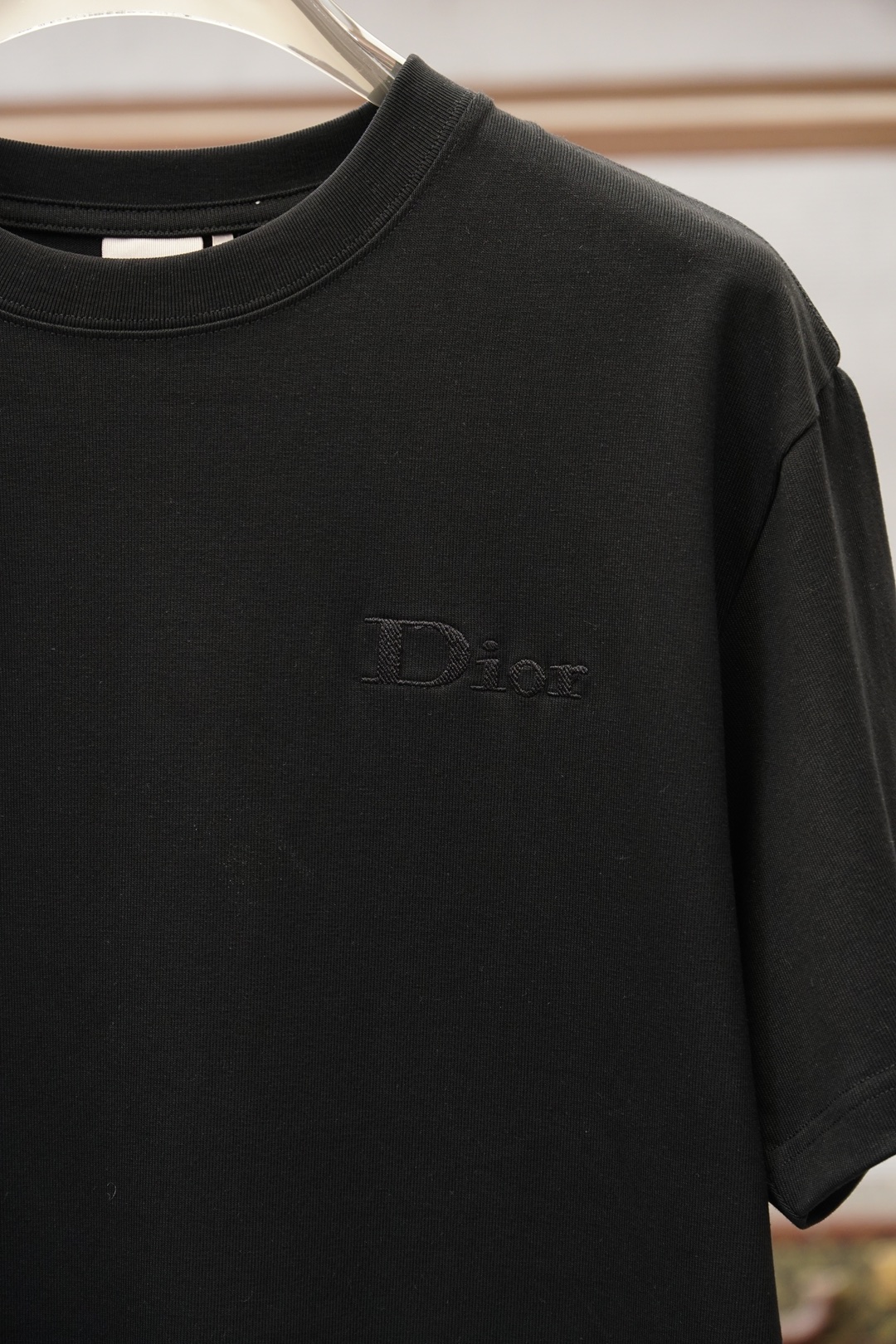 迪奥/Dior2026春夏新款 以简驭繁，于方寸之间镌刻迪奥格调。低调刺绣Logo，是不张扬的身份标识，