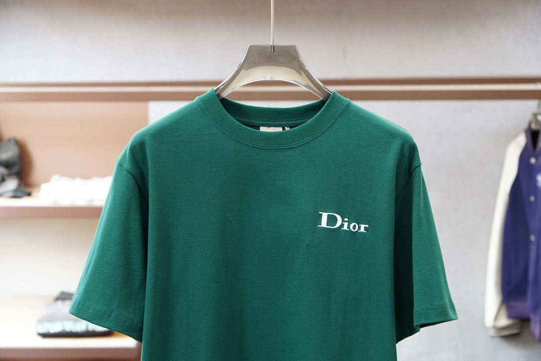 迪奥/Dior2026春夏新款 以简驭繁，于方寸之间镌刻迪奥格调。低调刺绣Logo，是不张扬的身份标识，