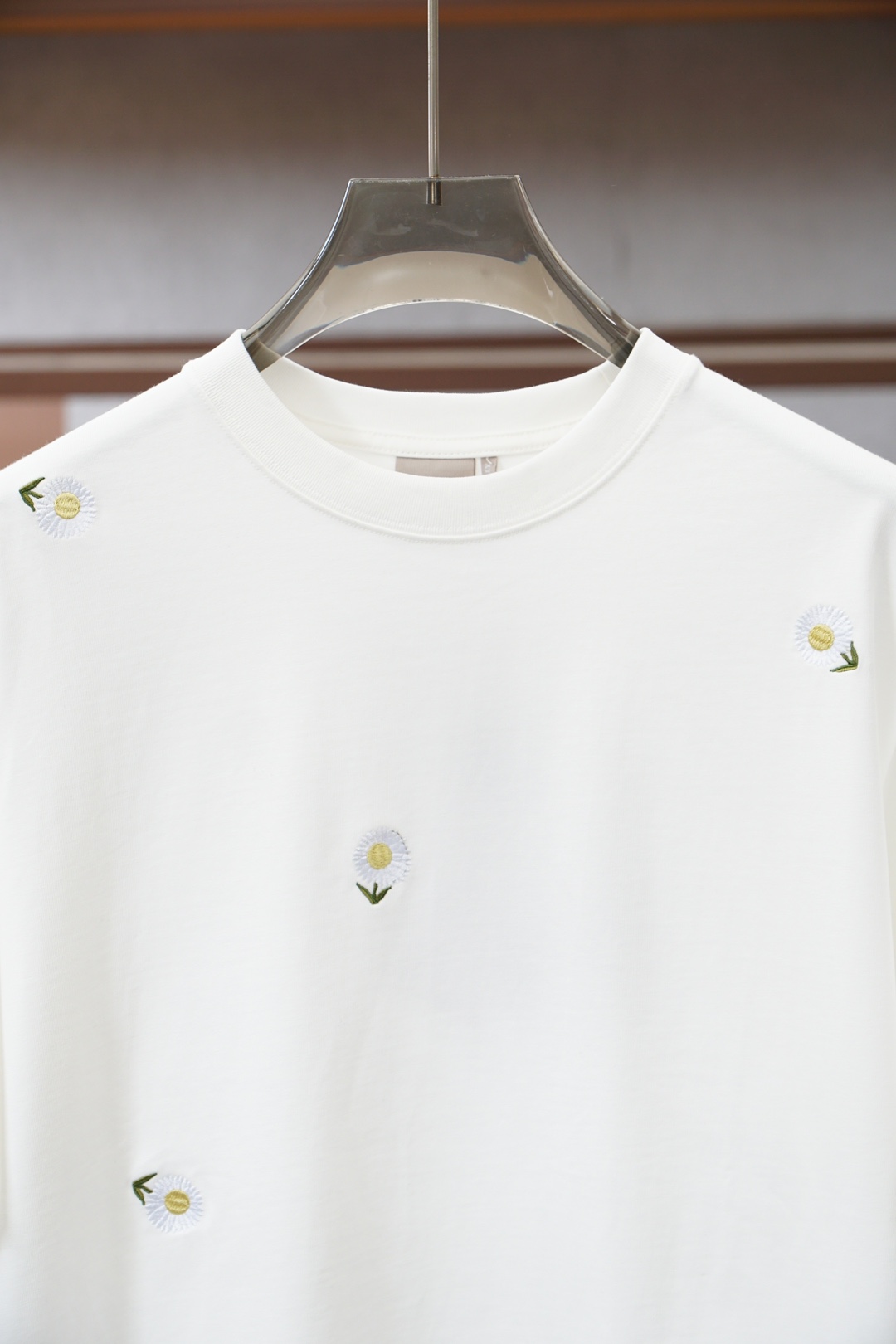 Dior迪奥/2026春夏新款，官网1.1顶级的塑造。纯色刺绣圆领短袖T恤正品9030购入开发，80支双