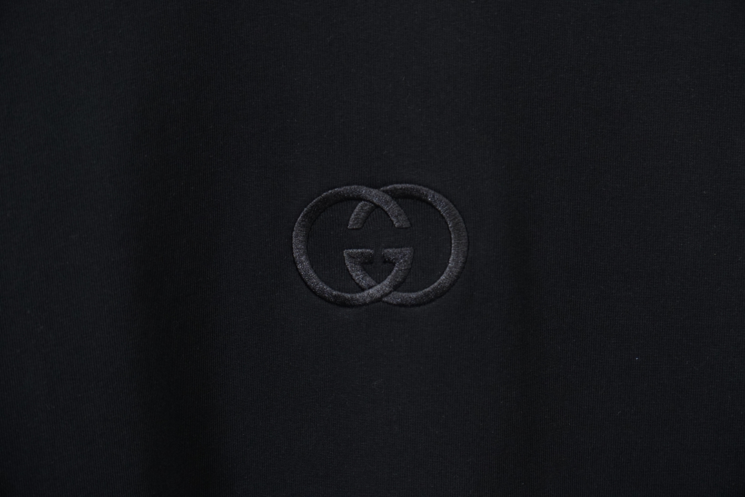 古奇/Gucci2026春夏新款 藏青显质感，本白见纯粹，一件T恤的极简美学。低调双G刺绣，于细节处彰显