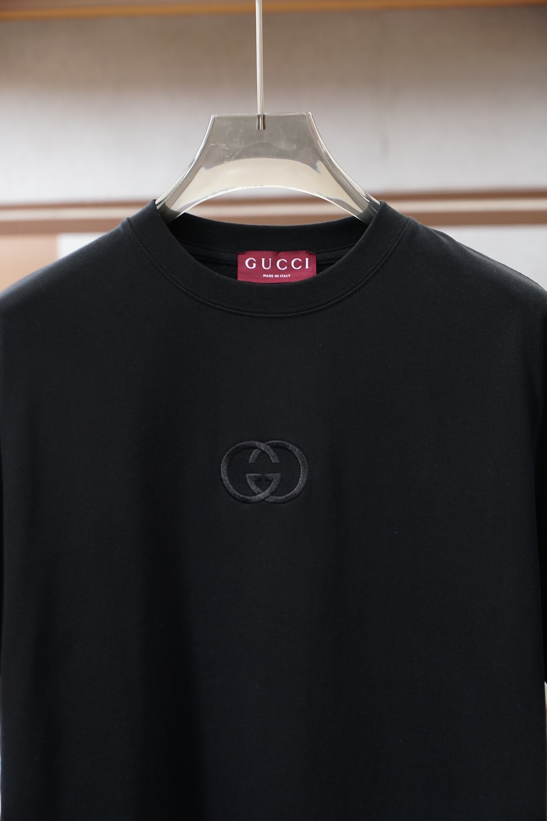 古奇/Gucci2026春夏新款 藏青显质感，本白见纯粹，一件T恤的极简美学。低调双G刺绣，于细节处彰显
