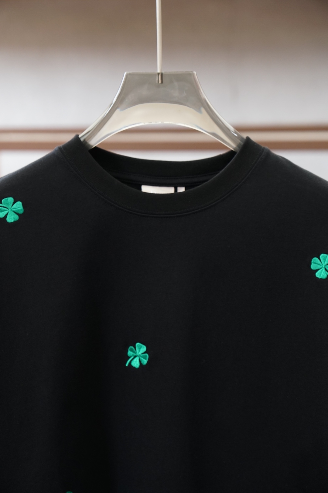 迪奥/Dior2026春夏 四叶草白T把幸运穿在身上的少年感！谁懂啊！这件白T直接戳中审美点～清新四叶草