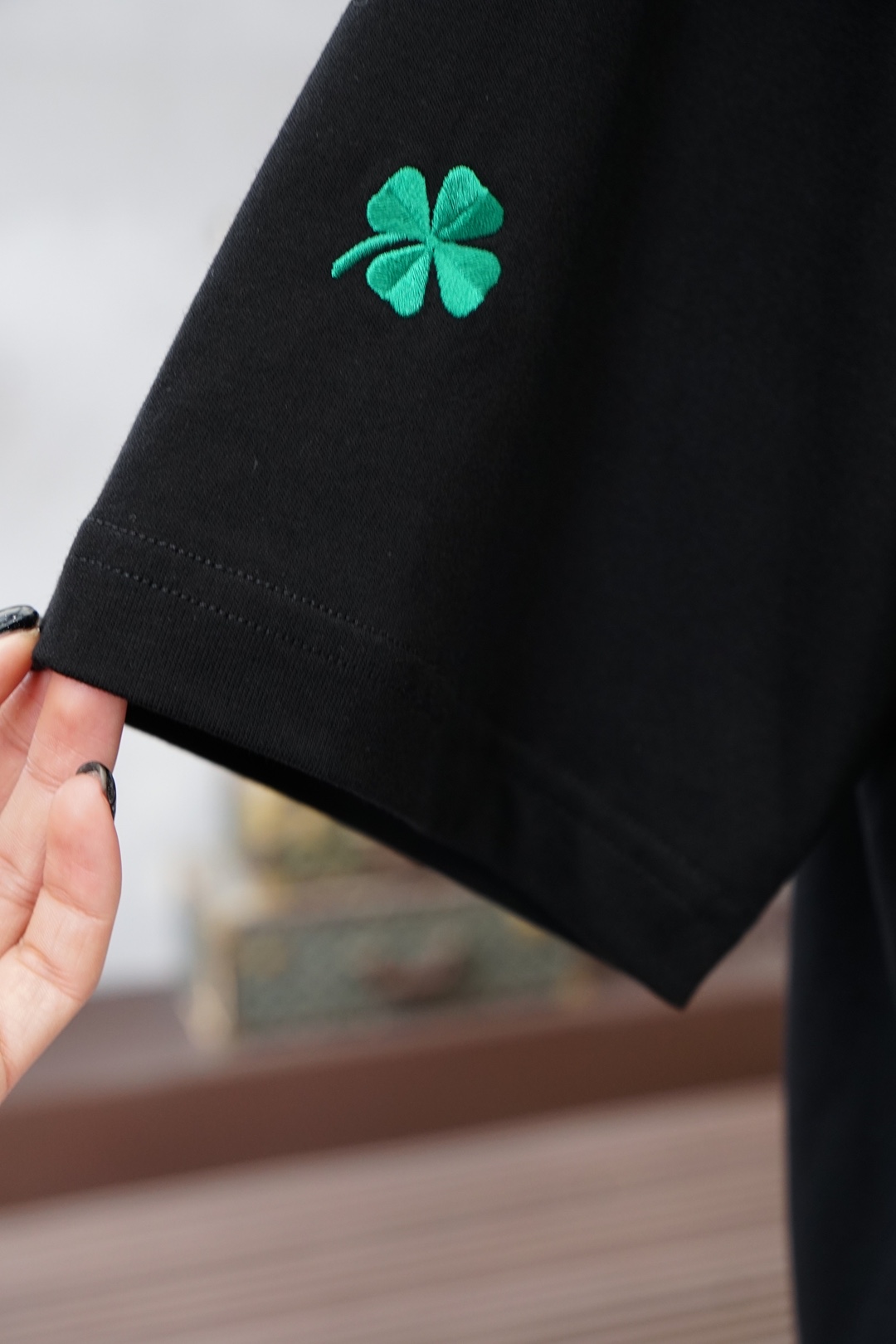 迪奥/Dior2026春夏 四叶草白T把幸运穿在身上的少年感！谁懂啊！这件白T直接戳中审美点～清新四叶草