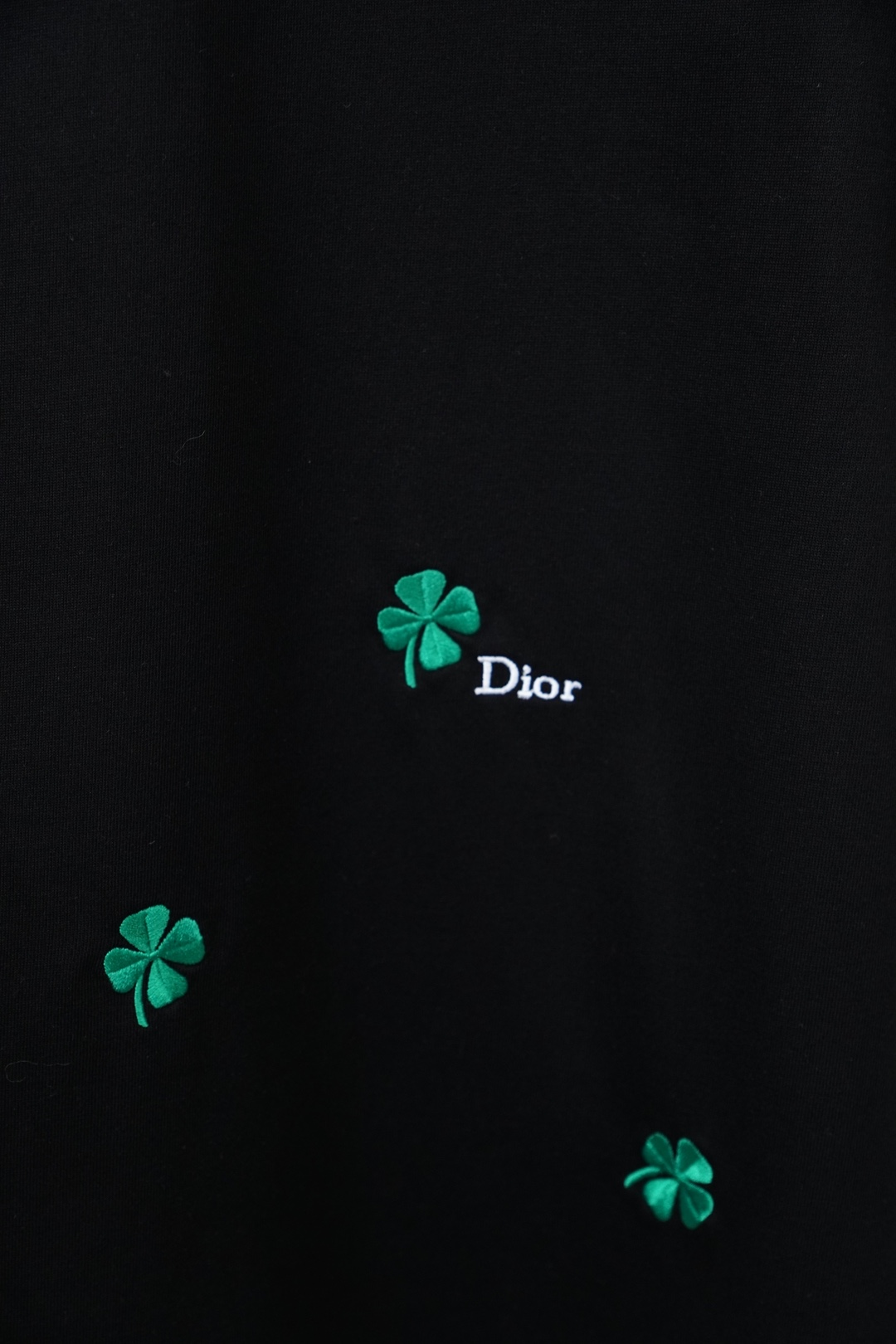 迪奥/Dior2026春夏 四叶草白T把幸运穿在身上的少年感！谁懂啊！这件白T直接戳中审美点～清新四叶草