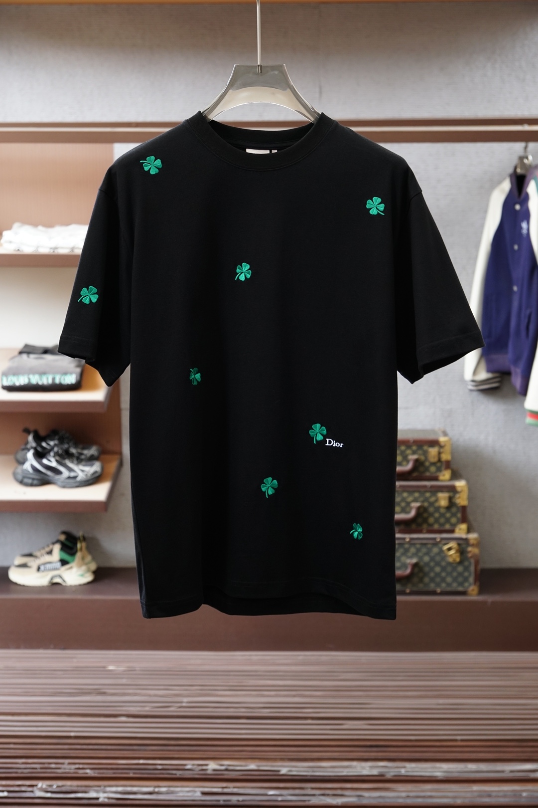 迪奥/Dior2026春夏 四叶草白T把幸运穿在身上的少年感！谁懂啊！这件白T直接戳中审美点～清新四叶草