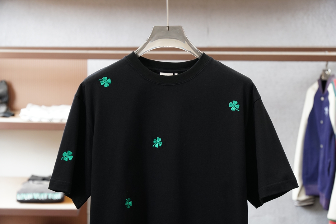 迪奥/Dior2026春夏 四叶草白T把幸运穿在身上的少年感！谁懂啊！这件白T直接戳中审美点～清新四叶草