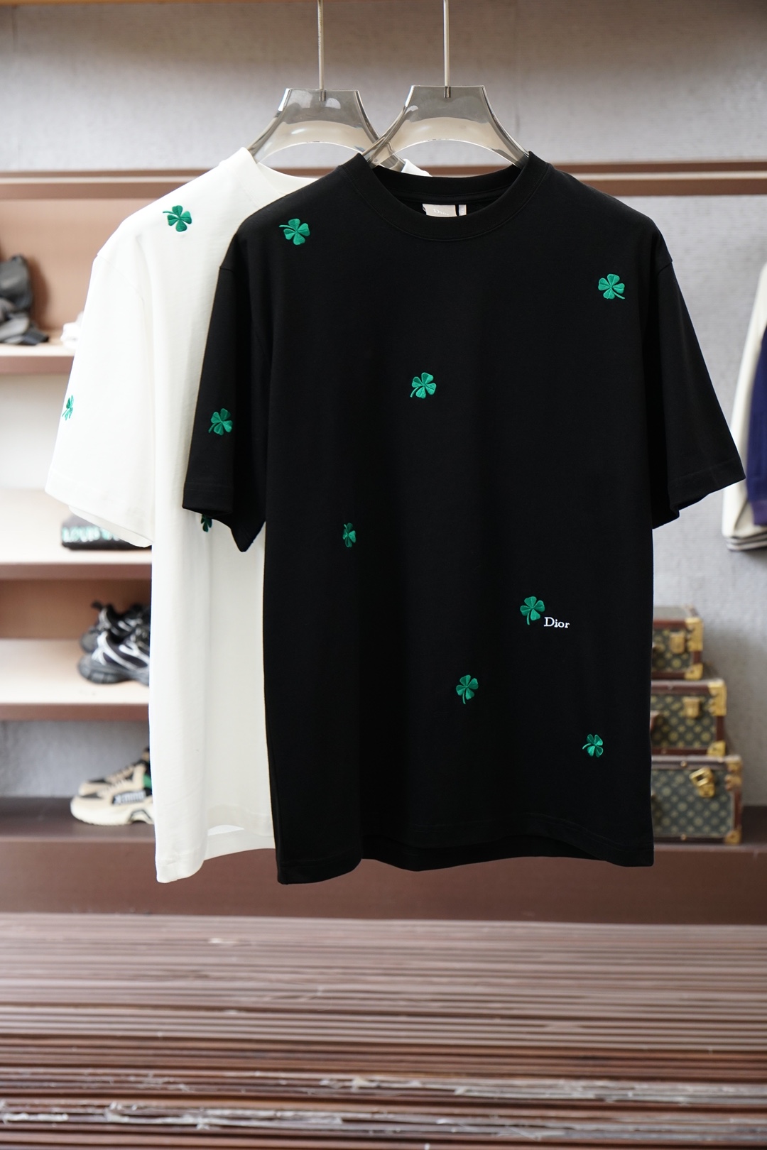 迪奥/Dior2026春夏 四叶草白T把幸运穿在身上的少年感！谁懂啊！这件白T直接戳中审美点～清新四叶草