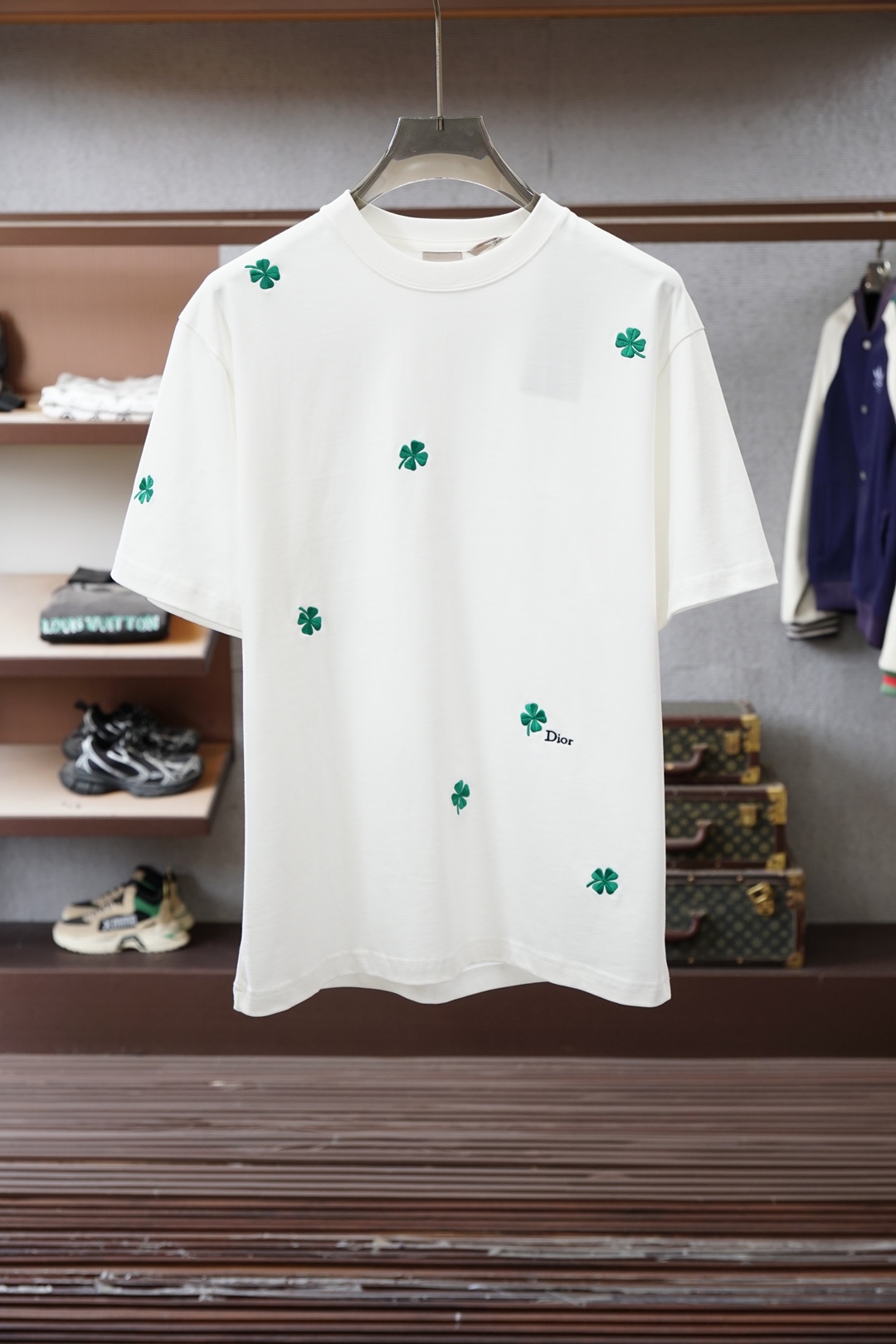 迪奥/Dior2026春夏 四叶草白T把幸运穿在身上的少年感！谁懂啊！这件白T直接戳中审美点～清新四叶草
