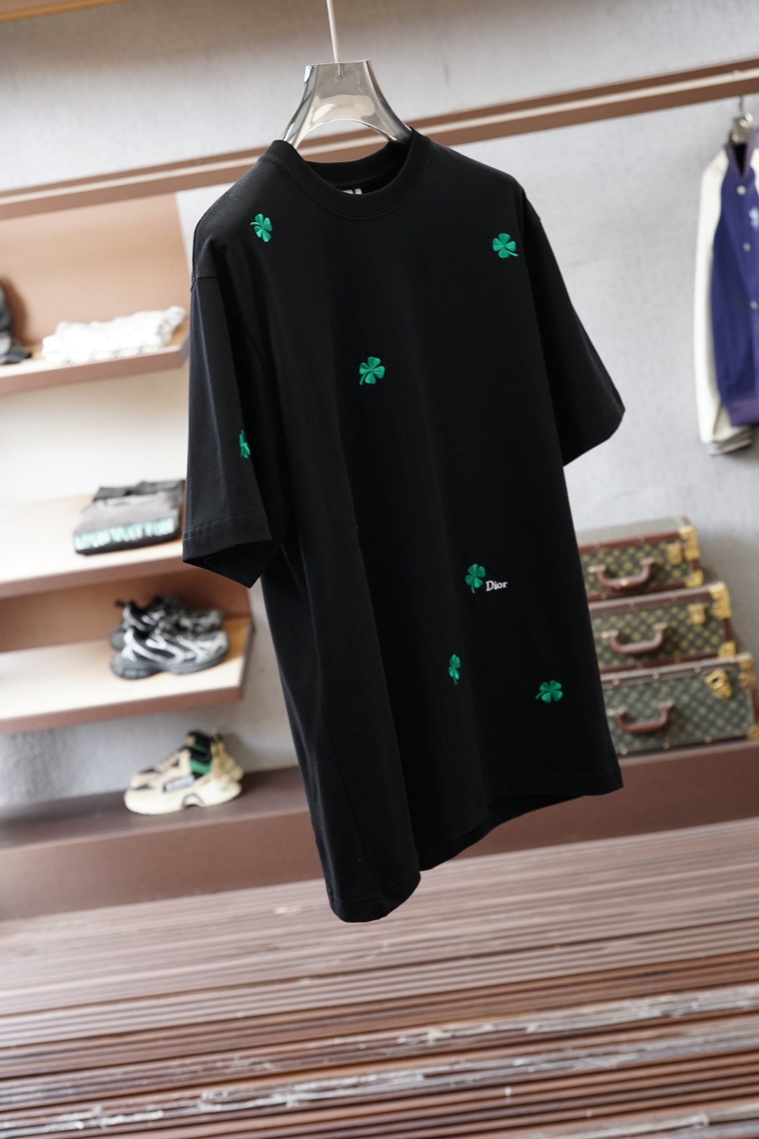 迪奥/Dior2026春夏 四叶草白T把幸运穿在身上的少年感！谁懂啊！这件白T直接戳中审美点～清新四叶草