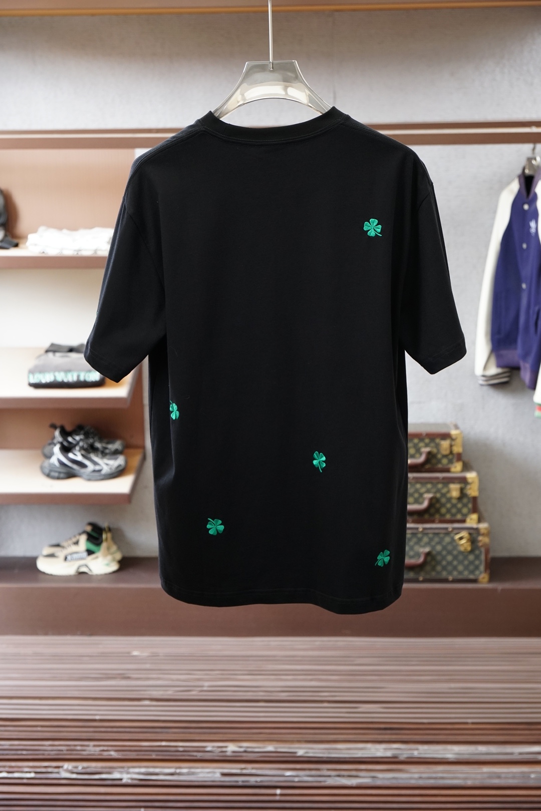 迪奥/Dior2026春夏 四叶草白T把幸运穿在身上的少年感！谁懂啊！这件白T直接戳中审美点～清新四叶草