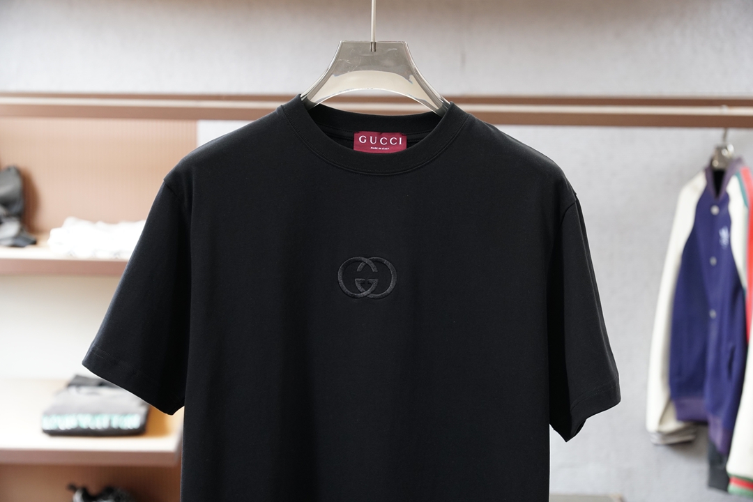 古奇/Gucci2026春夏新款 藏青显质感，本白见纯粹，一件T恤的极简美学。低调双G刺绣，于细节处彰显