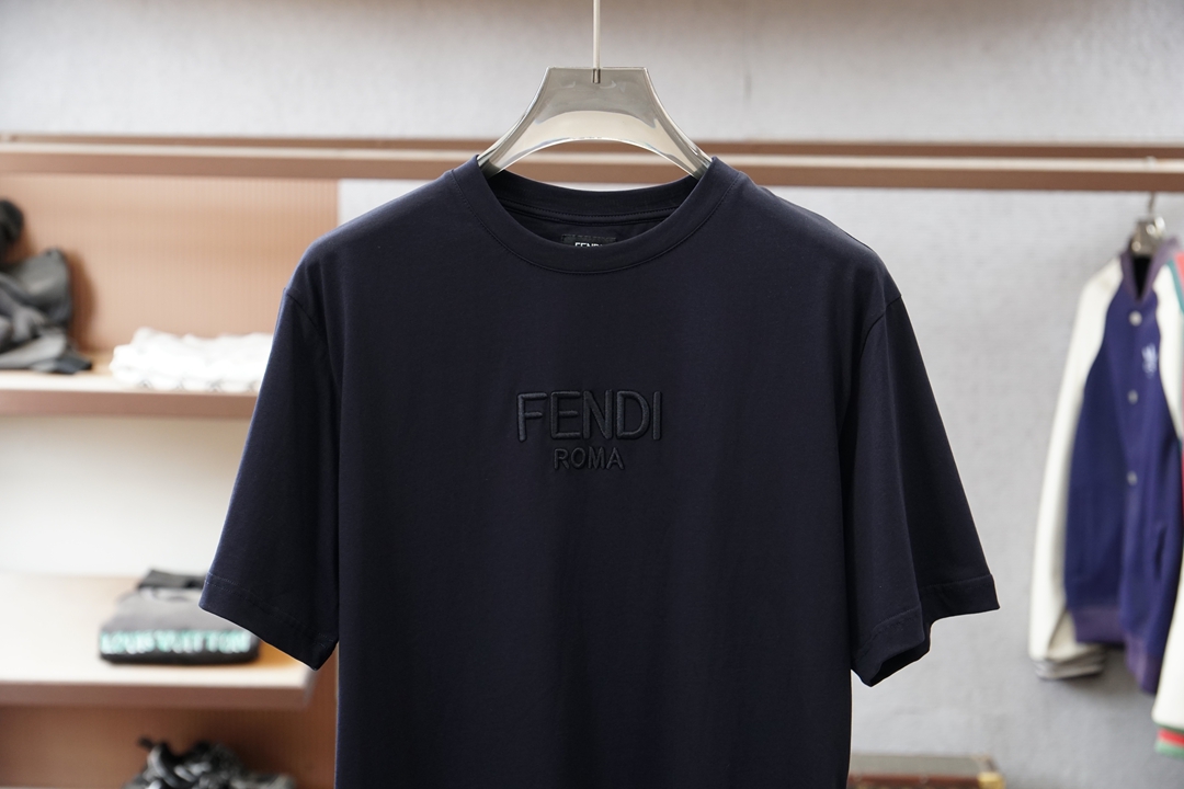 ，Fendi芬迪，产品简介FF / 刺绣图案棉质T恤面料：32支单纱双面布 / 280G采用32支棉涤混