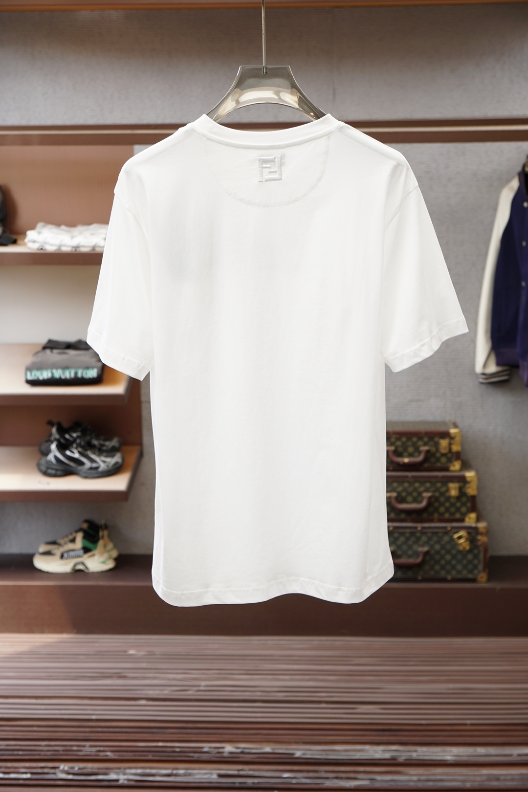 ，Fendi芬迪，产品简介FF / 刺绣图案棉质T恤面料：32支单纱双面布 / 280G采用32支棉涤混