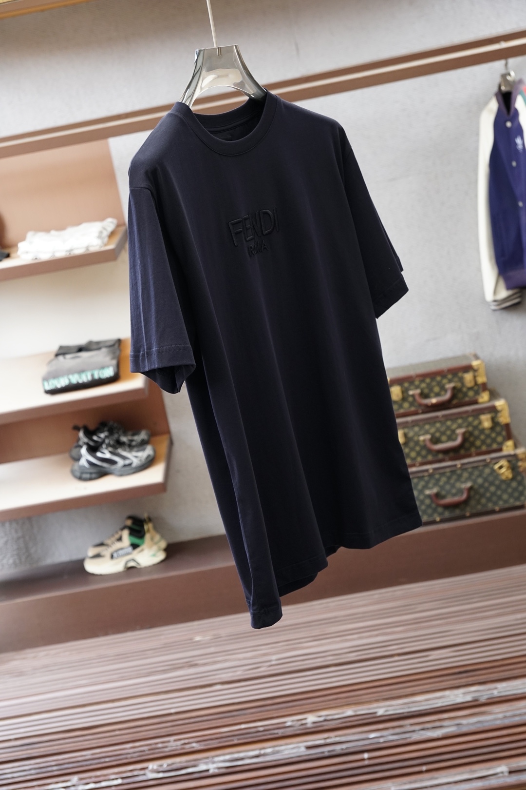 ，Fendi芬迪，产品简介FF / 刺绣图案棉质T恤面料：32支单纱双面布 / 280G采用32支棉涤混