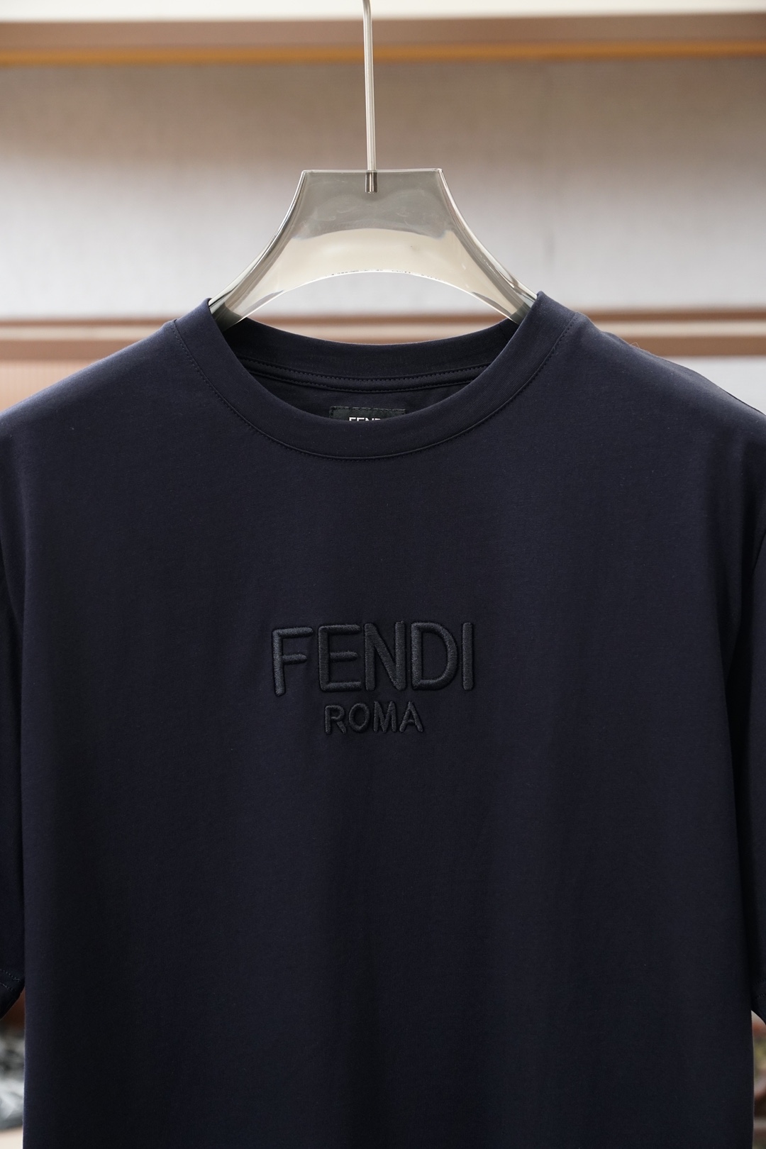 ，Fendi芬迪，产品简介FF / 刺绣图案棉质T恤面料：32支单纱双面布 / 280G采用32支棉涤混