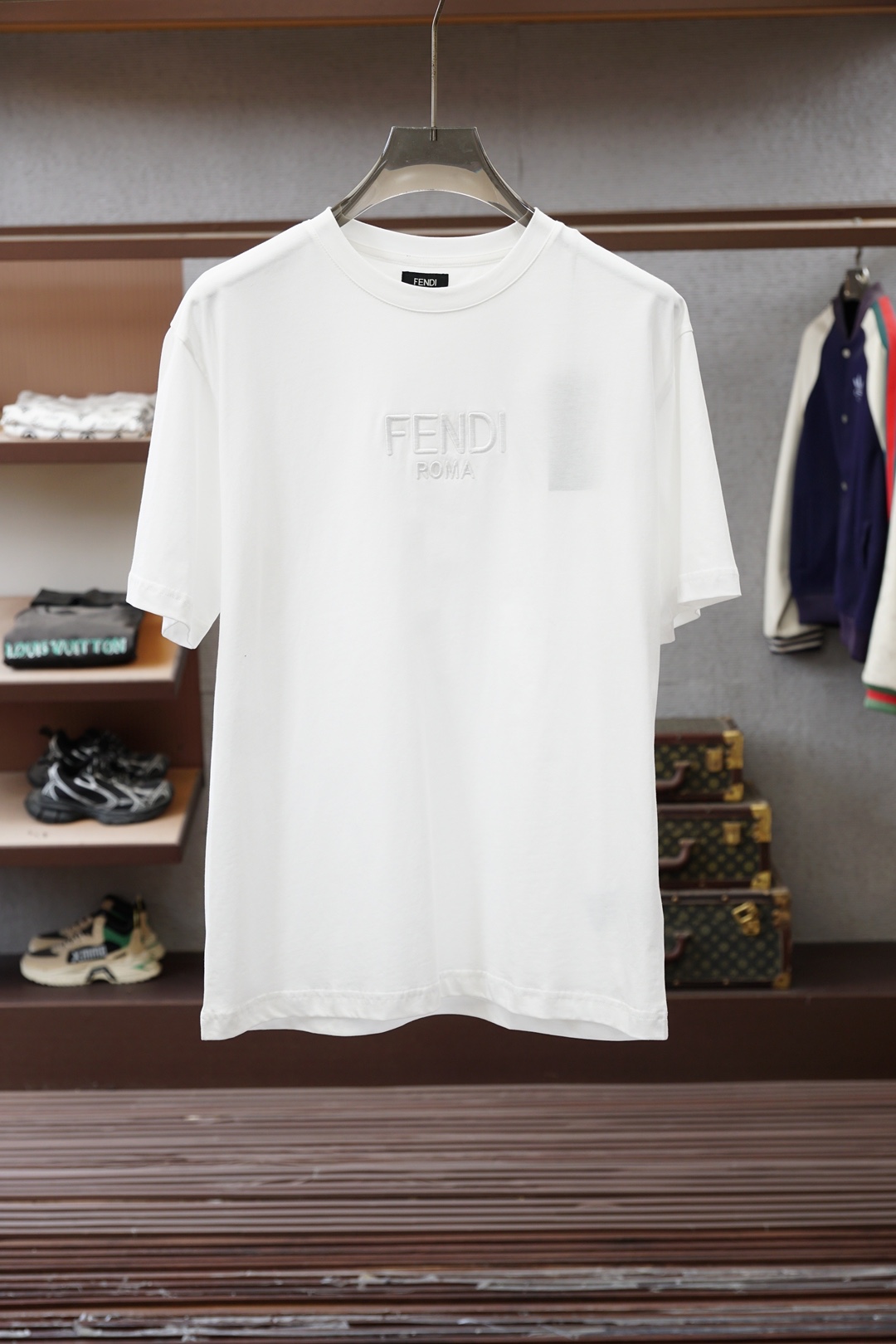 ，Fendi芬迪，产品简介FF / 刺绣图案棉质T恤面料：32支单纱双面布 / 280G采用32支棉涤混