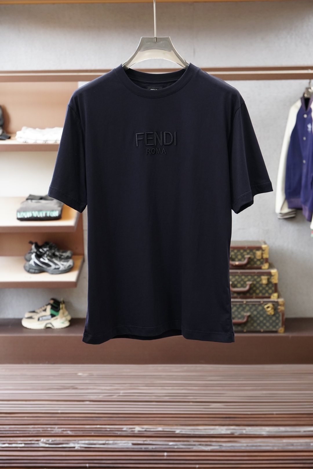 ，Fendi芬迪，产品简介FF / 刺绣图案棉质T恤面料：32支单纱双面布 / 280G采用32支棉涤混