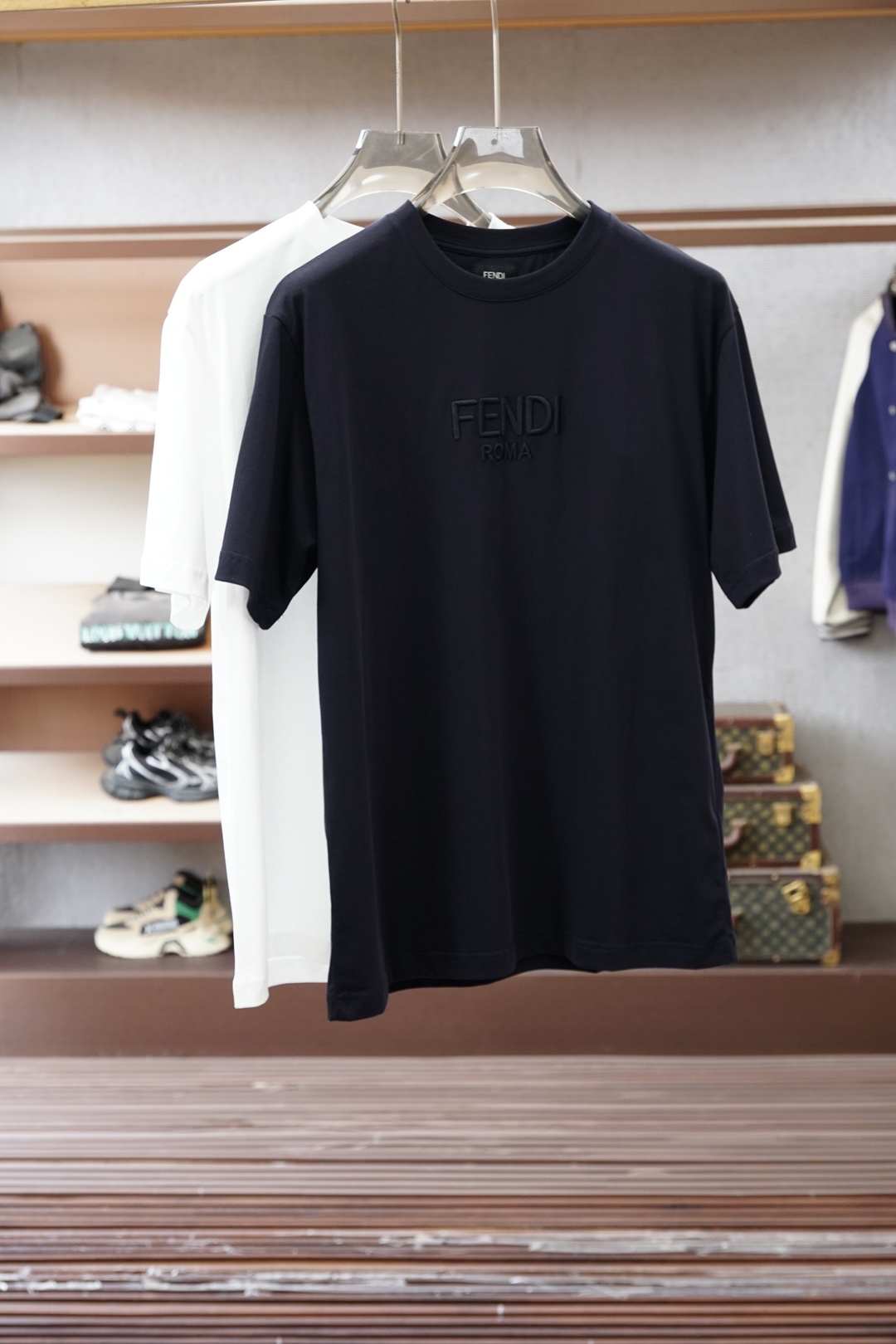 ，Fendi芬迪，产品简介FF / 刺绣图案棉质T恤面料：32支单纱双面布 / 280G采用32支棉涤混