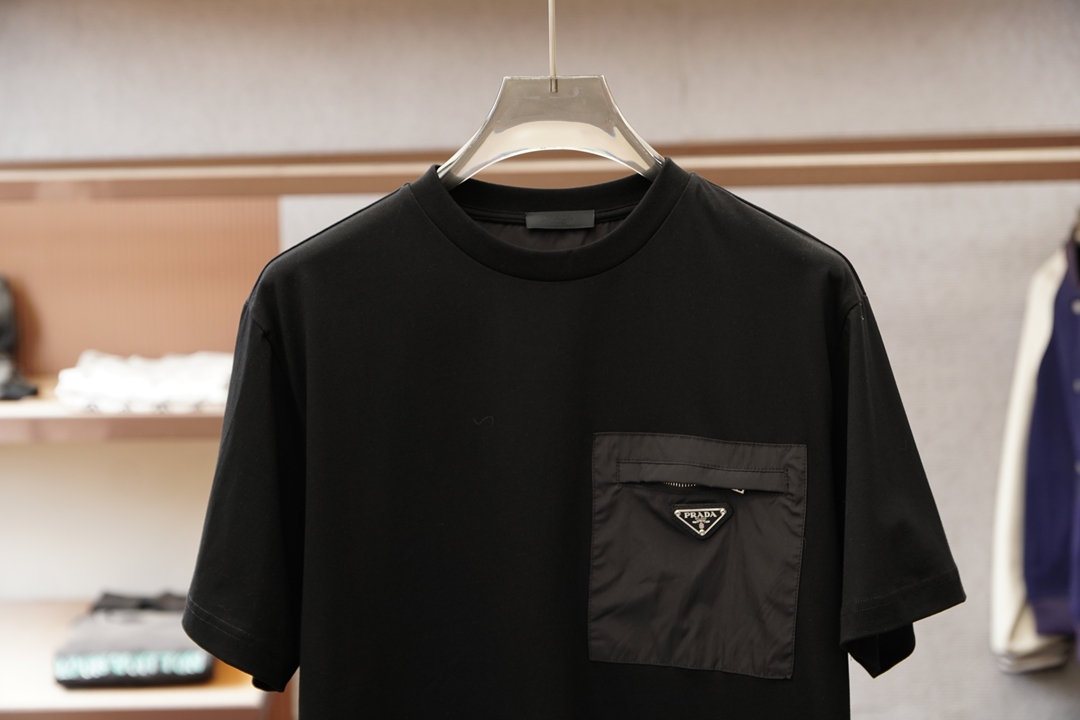 Prada 普拉达/2026春最经典净色通勤百搭帅气的圆领短袖打底衫 🦋📟🪆🌹🖖一贯的好版型 进口原版超