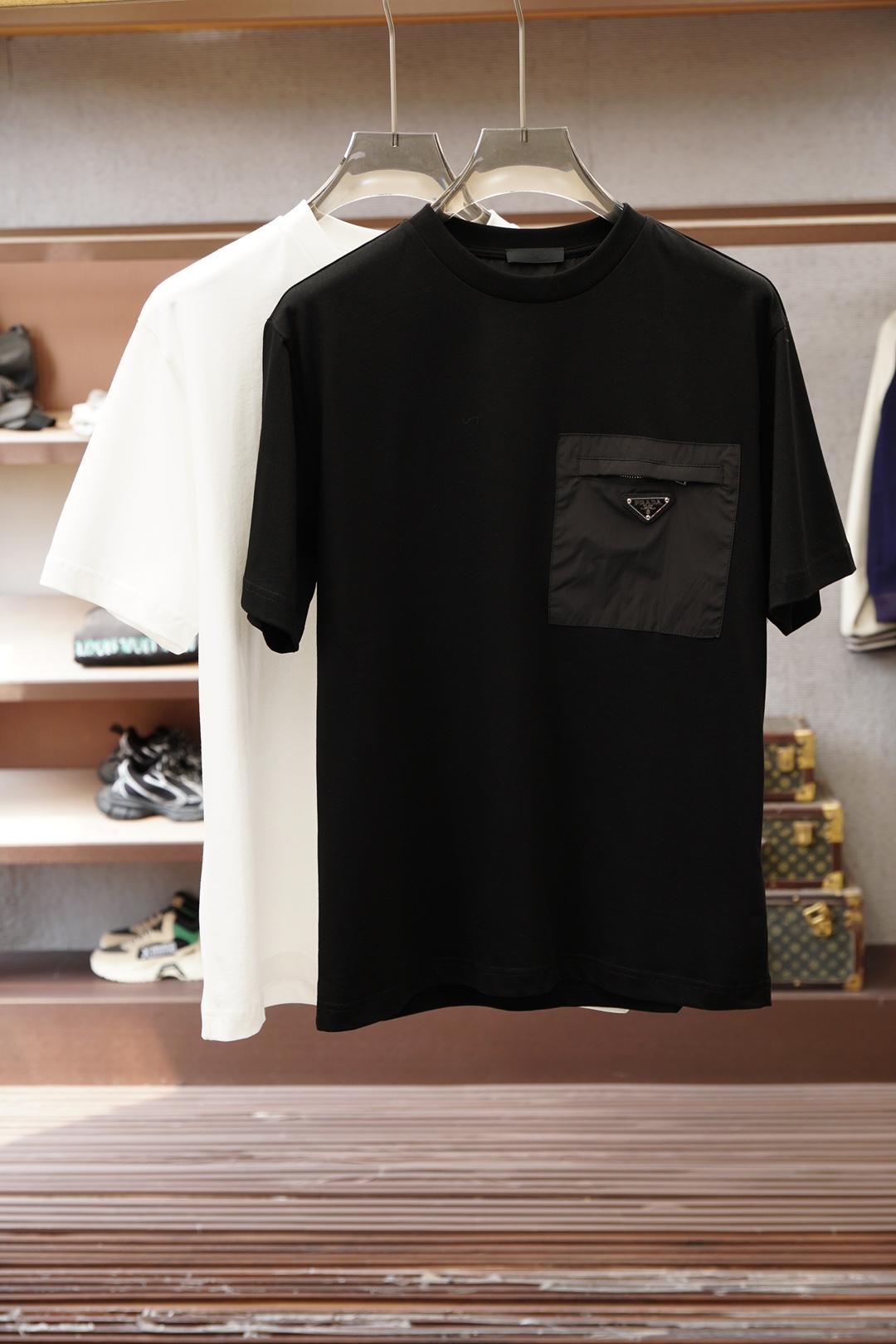 Prada 普拉达/2026春最经典净色通勤百搭帅气的圆领短袖打底衫 🦋📟🪆🌹🖖一贯的好版型 进口原版超