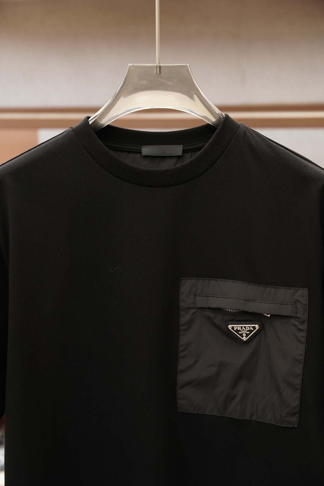 Prada 普拉达/2026春最经典净色通勤百搭帅气的圆领短袖打底衫 🦋📟🪆🌹🖖一贯的好版型 进口原版超