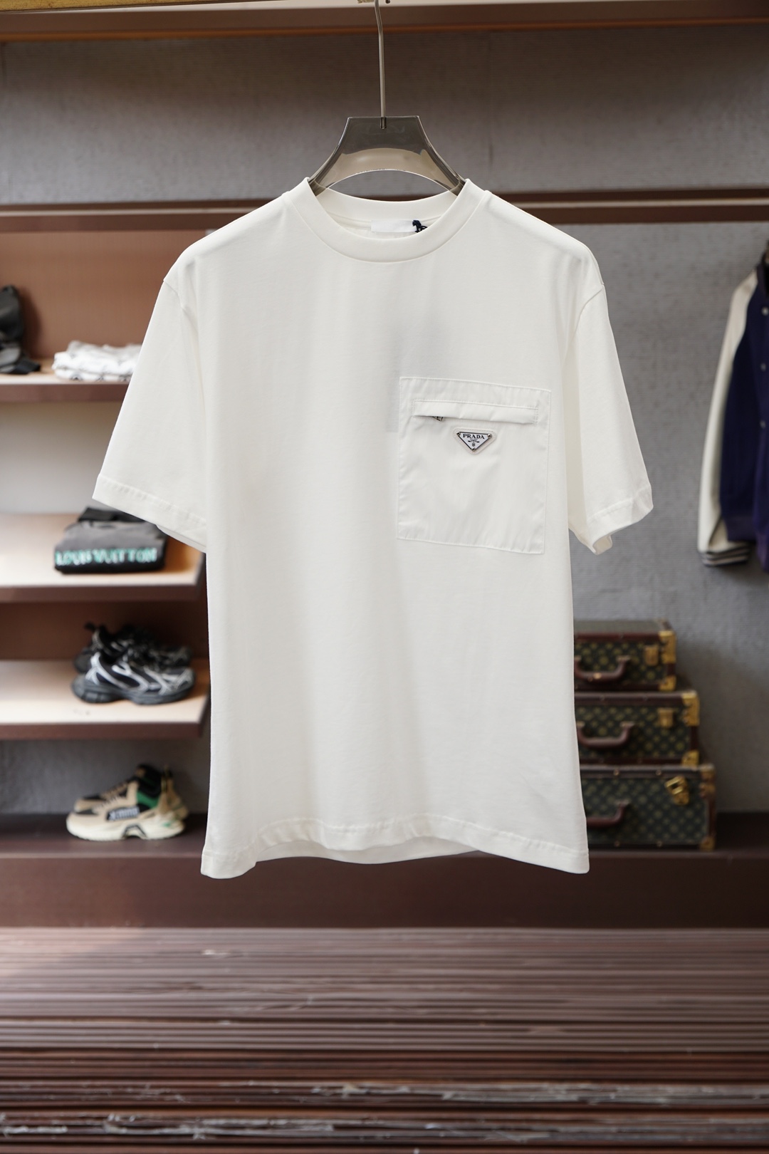 Prada 普拉达/2026春最经典净色通勤百搭帅气的圆领短袖打底衫 🦋📟🪆🌹🖖一贯的好版型 进口原版超