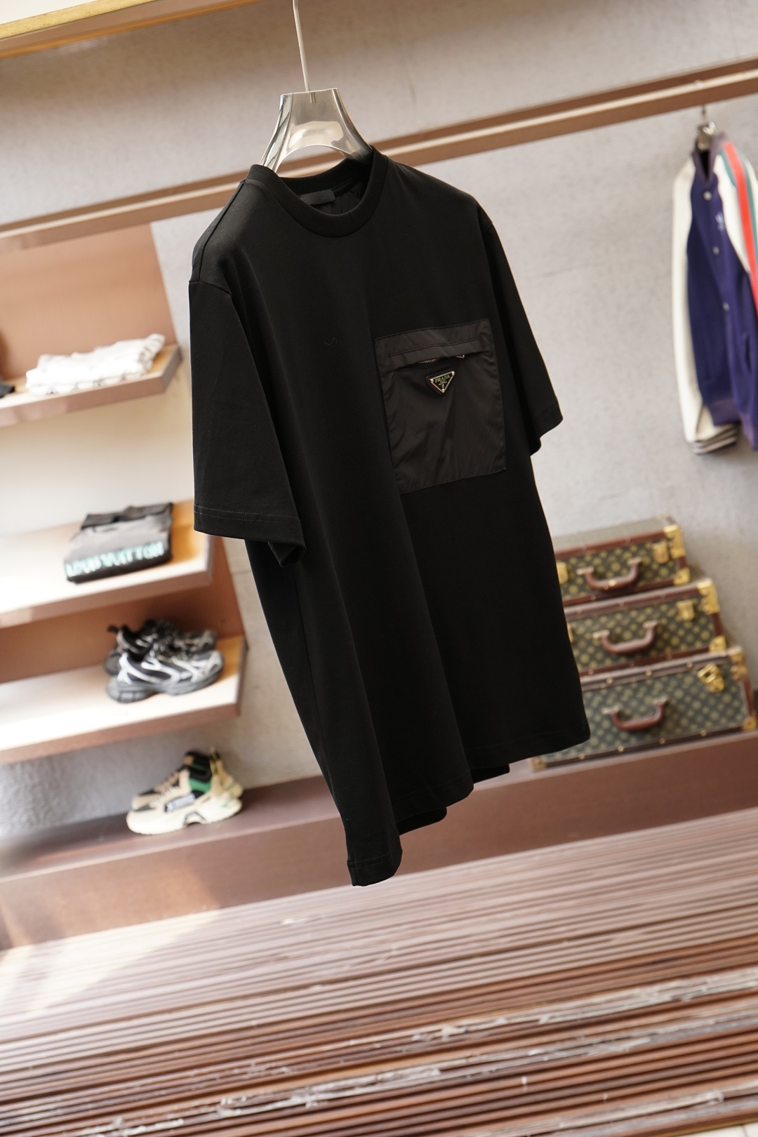 Prada 普拉达/2026春最经典净色通勤百搭帅气的圆领短袖打底衫 🦋📟🪆🌹🖖一贯的好版型 进口原版超