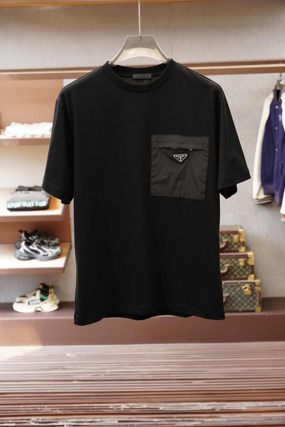 Prada 普拉达/2026春最经典净色通勤百搭帅气的圆领短袖打底衫 🦋📟🪆🌹🖖一贯的好版型 进口原版超