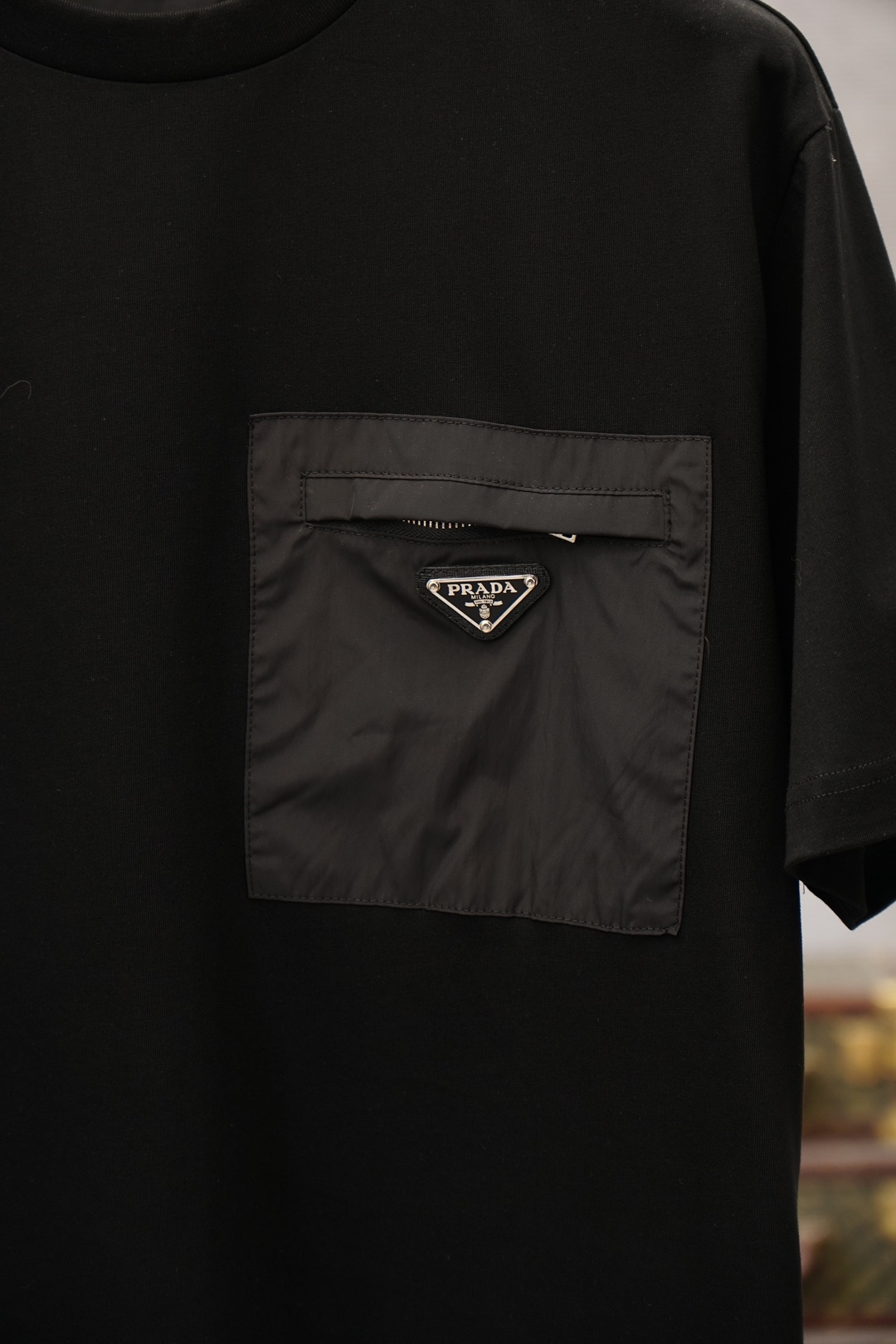 Prada 普拉达/2026春最经典净色通勤百搭帅气的圆领短袖打底衫 🦋📟🪆🌹🖖一贯的好版型 进口原版超