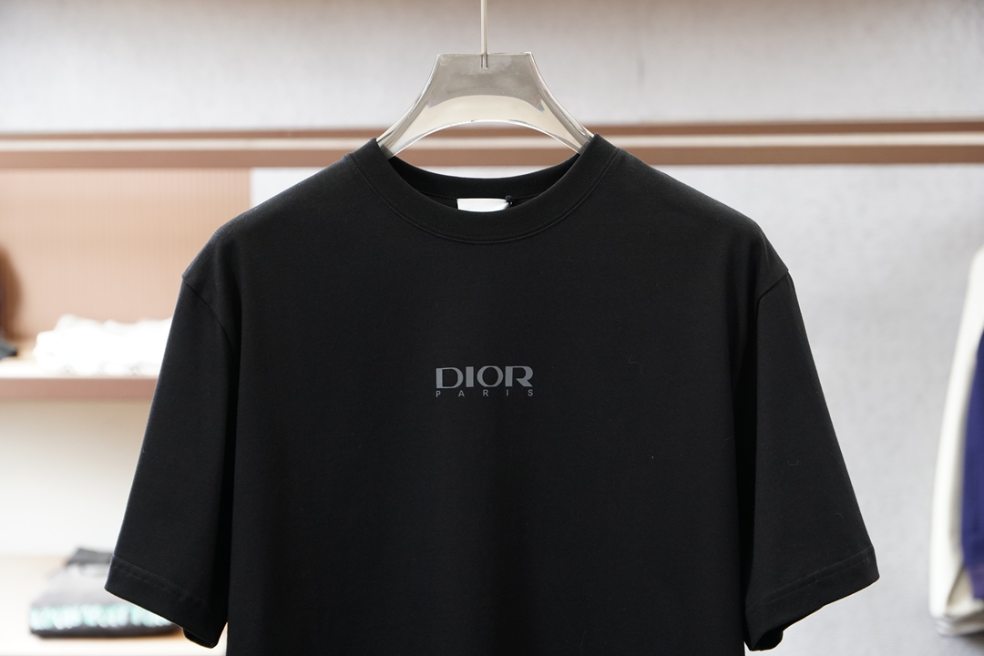 Dior迪奥/2026春夏新款，官网1.1顶级的塑造。纯色刺绣圆领短袖T恤正品9030购入开发，80支双
