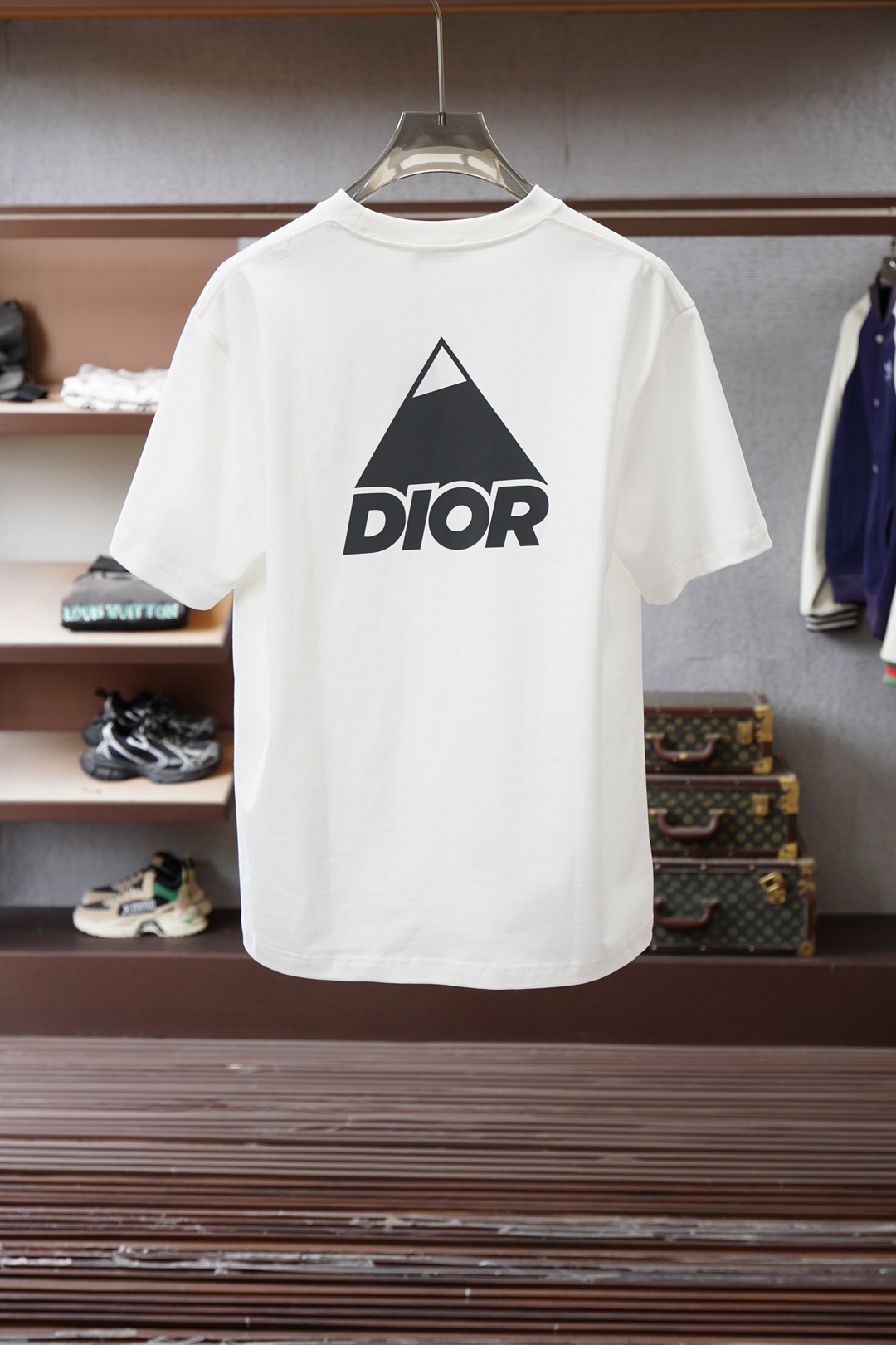 Dior迪奥/2026春夏新款，官网1.1顶级的塑造。纯色刺绣圆领短袖T恤正品9030购入开发，80支双