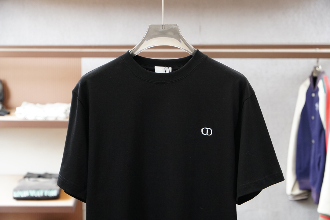 Dior迪奥-纯色刺绣圆领短袖T恤正品9030购入开发，80支双股精梳棉，1*1索罗娜罗纹，刺绣布匹酵洗