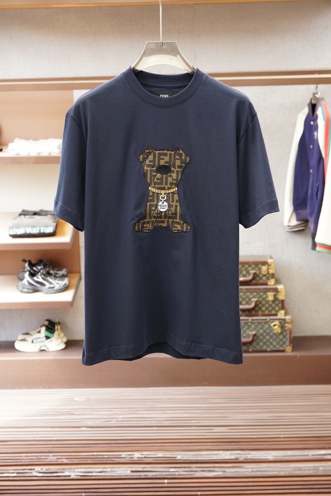 ，Fendi芬迪/产品简介FF / 贴布图案棉质T恤面料：32支单纱双面布 / 280G采用32支棉涤混
