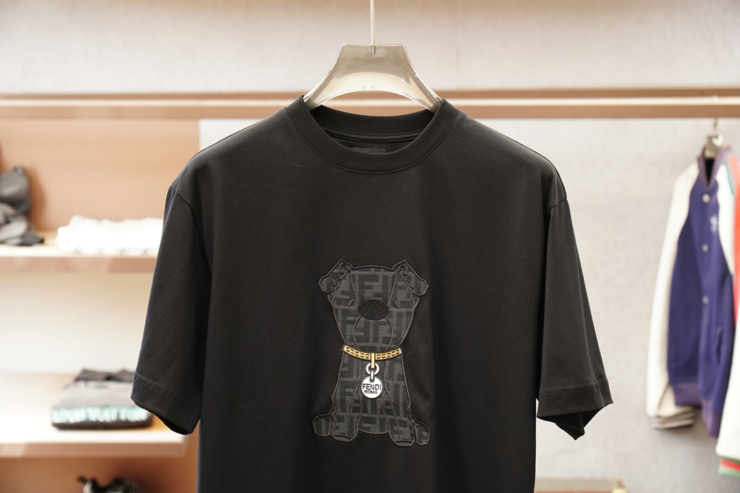 ，Fendi芬迪/产品简介FF / 贴布图案棉质T恤面料：32支单纱双面布 / 280G采用32支棉涤混