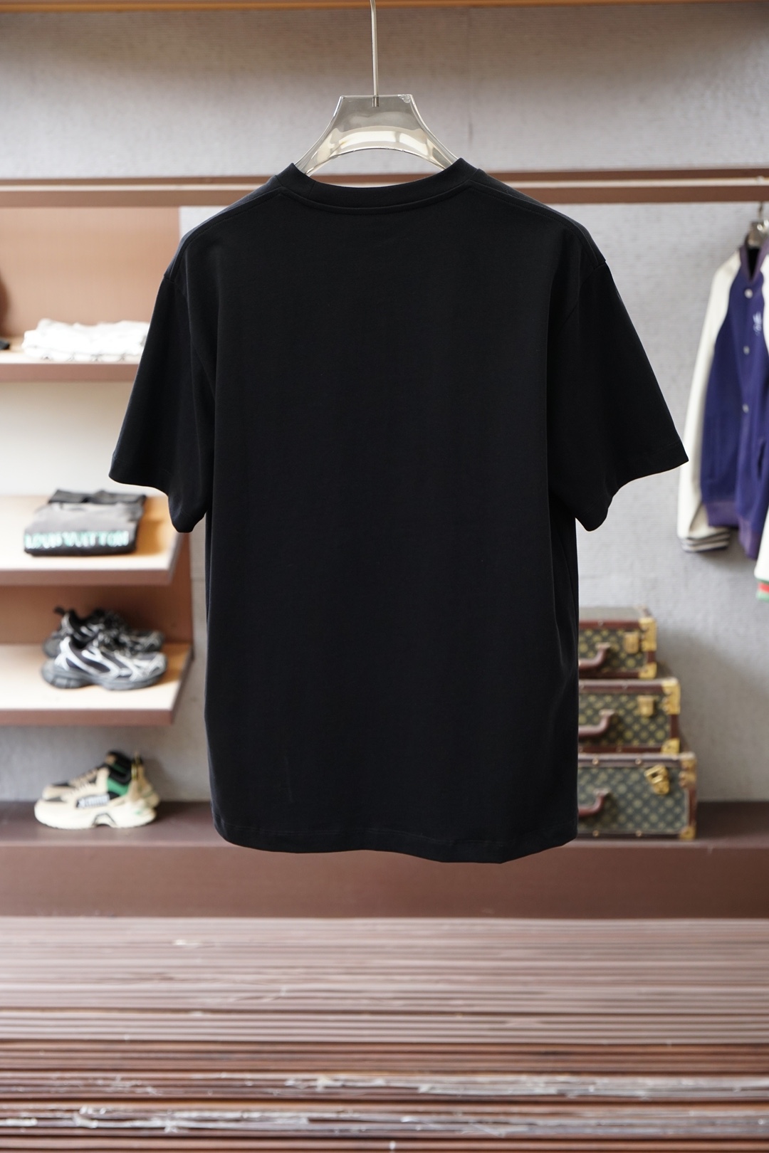 ，Celine瑟琳-2026春夏新款 以简驭繁，于方寸之间镌刻迪奥格调。低调刺绣Logo，是不张扬的身份