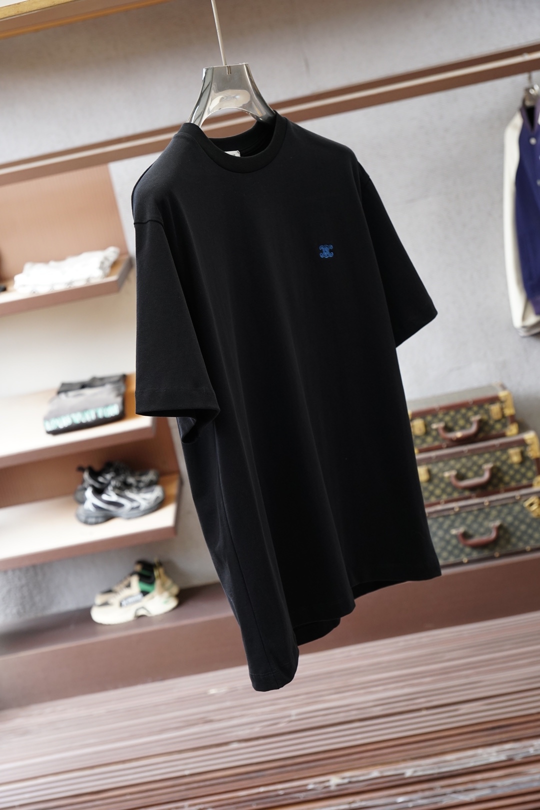 ，Celine瑟琳-2026春夏新款 以简驭繁，于方寸之间镌刻迪奥格调。低调刺绣Logo，是不张扬的身份