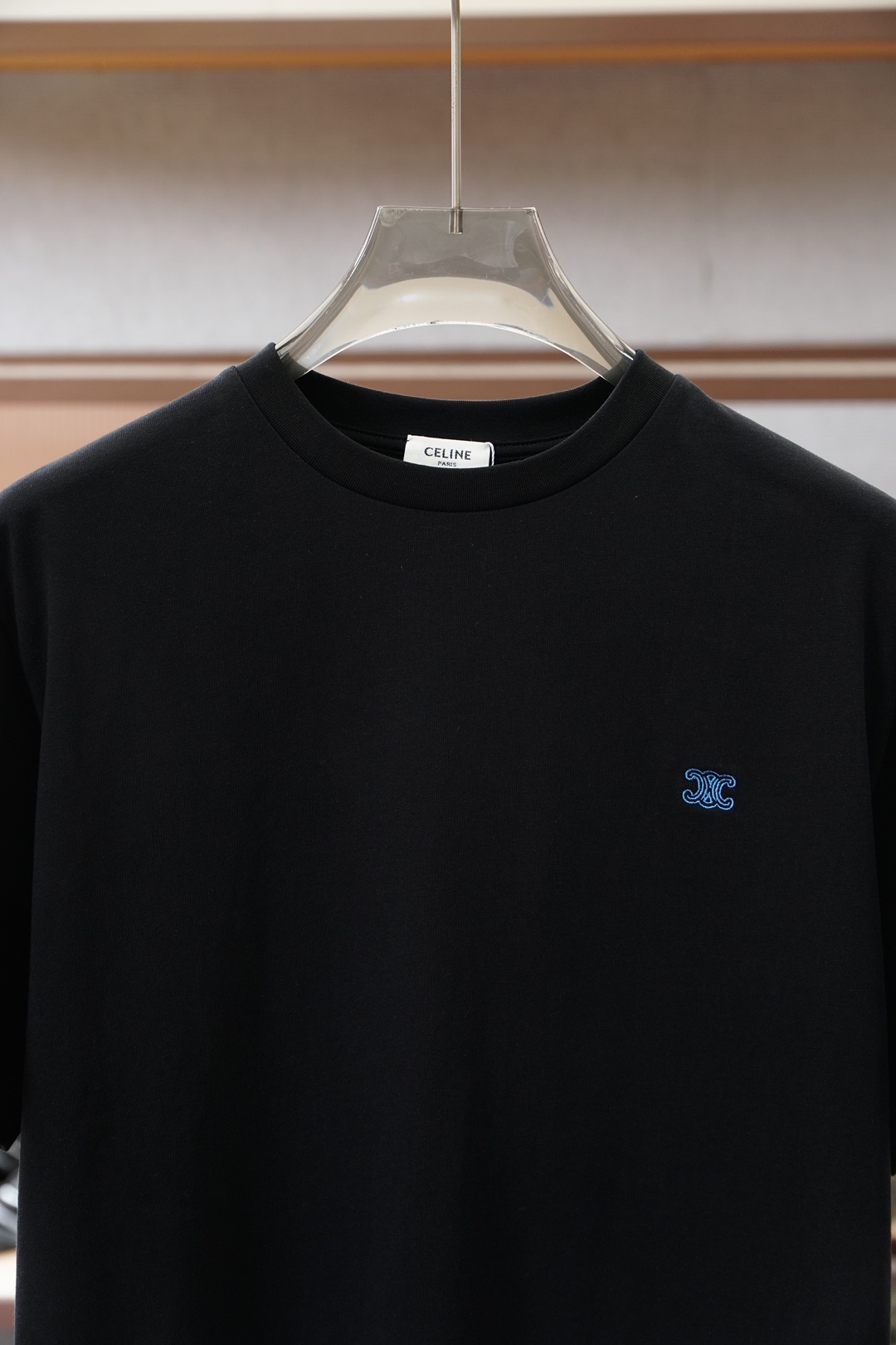 ，Celine瑟琳-2026春夏新款 以简驭繁，于方寸之间镌刻迪奥格调。低调刺绣Logo，是不张扬的身份