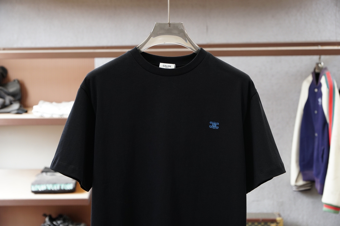 ，Celine瑟琳-2026春夏新款 以简驭繁，于方寸之间镌刻迪奥格调。低调刺绣Logo，是不张扬的身份