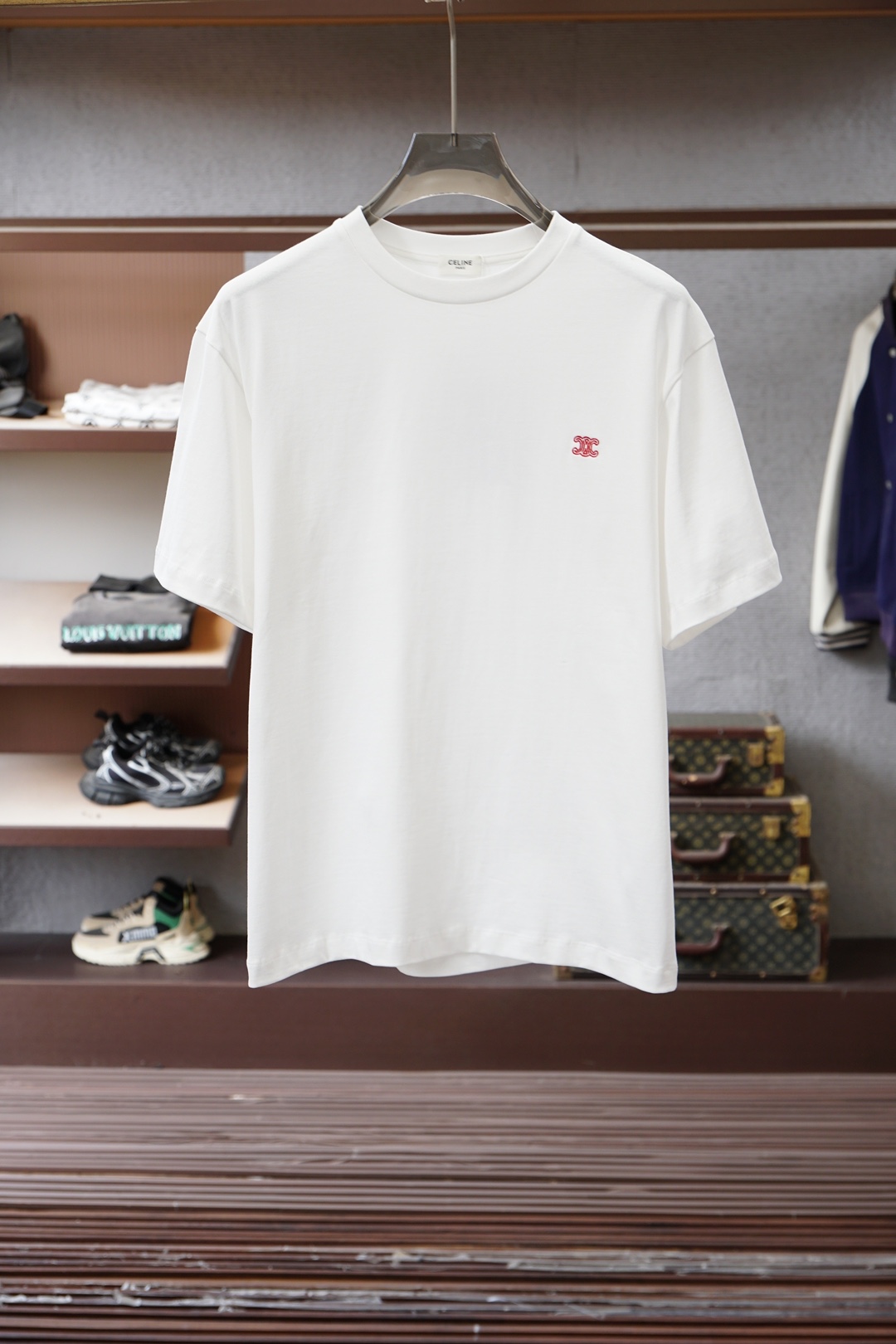 ，Celine瑟琳-2026春夏新款 以简驭繁，于方寸之间镌刻迪奥格调。低调刺绣Logo，是不张扬的身份