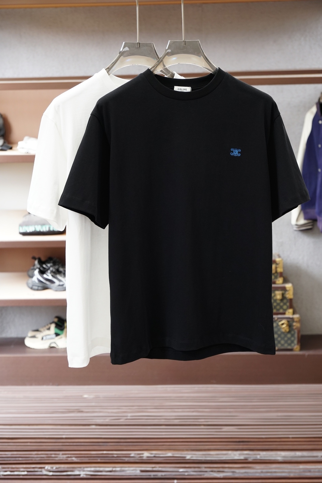 ，Celine瑟琳-2026春夏新款 以简驭繁，于方寸之间镌刻迪奥格调。低调刺绣Logo，是不张扬的身份