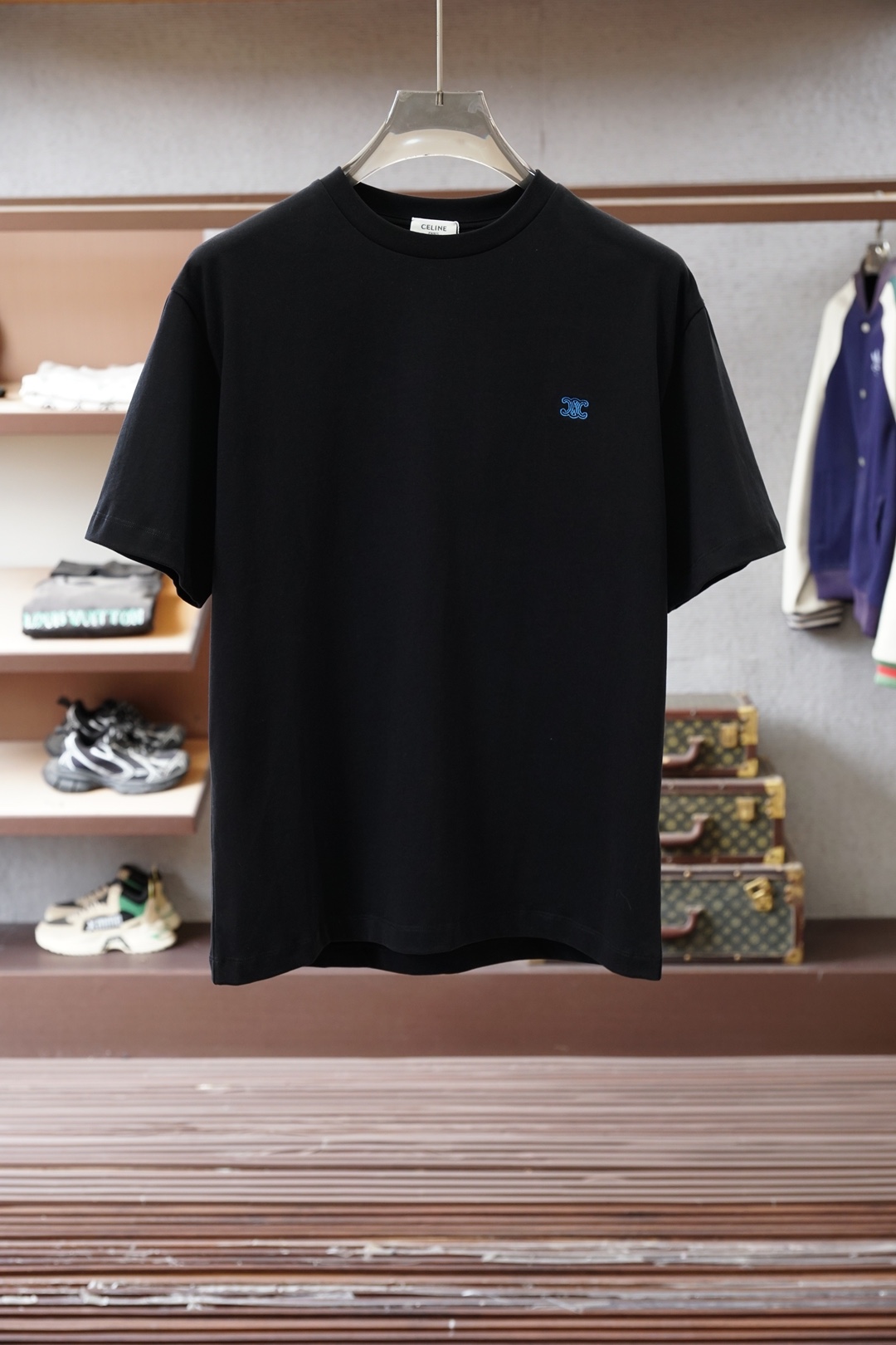 ，Celine瑟琳-2026春夏新款 以简驭繁，于方寸之间镌刻迪奥格调。低调刺绣Logo，是不张扬的身份